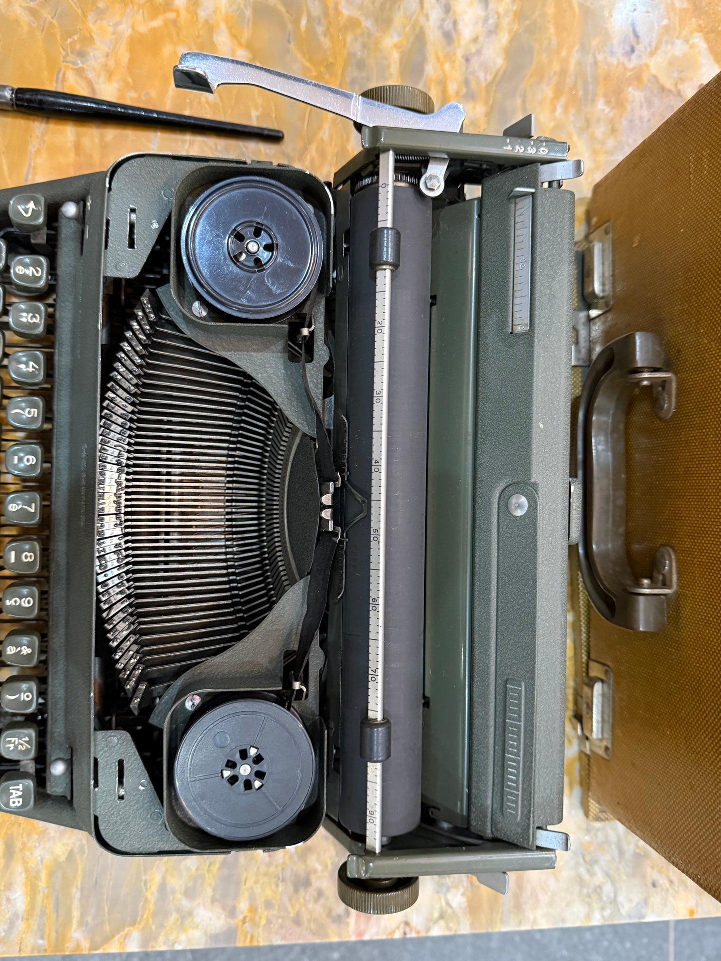 Machine à écrire vintage HERMES – Fabriquée en Suisse – Clavier AZERTY – Années 1950/1960