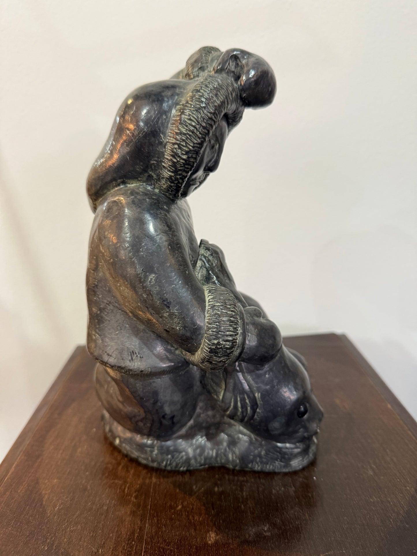 Sculpture Inuit “Chasseur et Phoque” – Wolf Original – Fait main au Canada