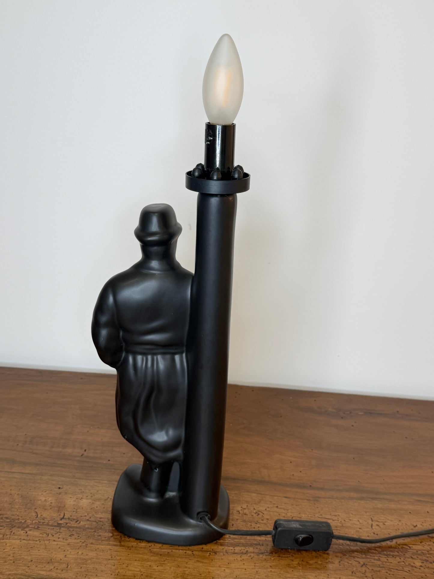 Lampe de table Art Déco en céramique noire – Personnage stylisé – 50 cm