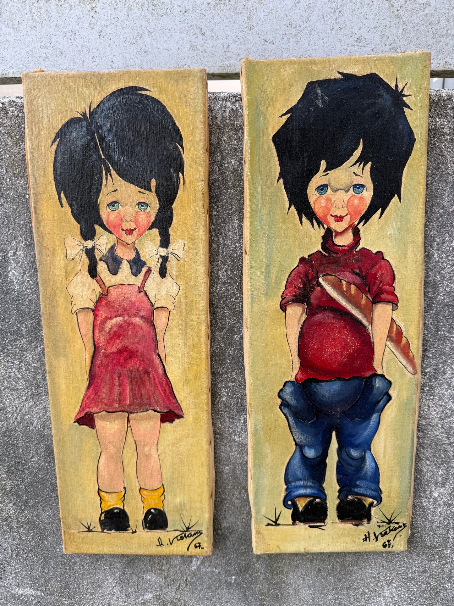 Paire de tableaux vintage naïfs signés (1967) – Enfant à la baguette & fillette en robe rouge – 60 x 20 cm