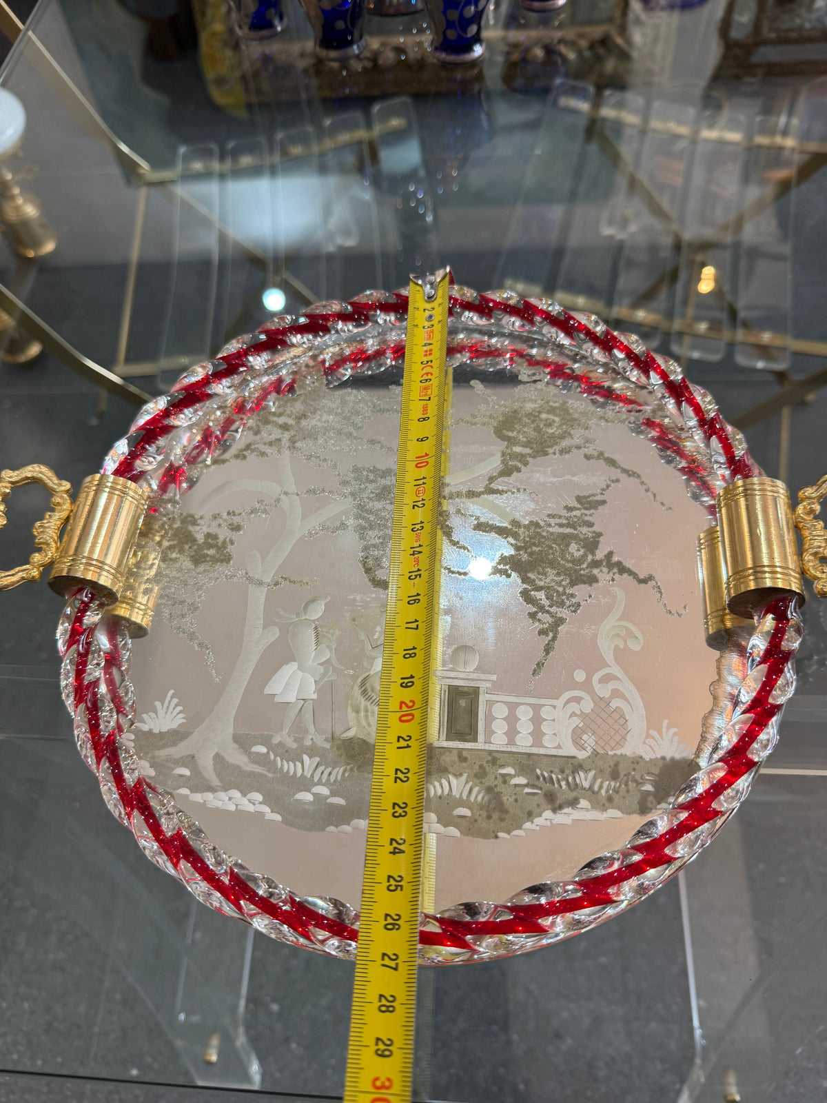 Plateau miroir gravé à bordure en verre torsadé rouge & blanc  Murano / Venise (c. 1940–1950)