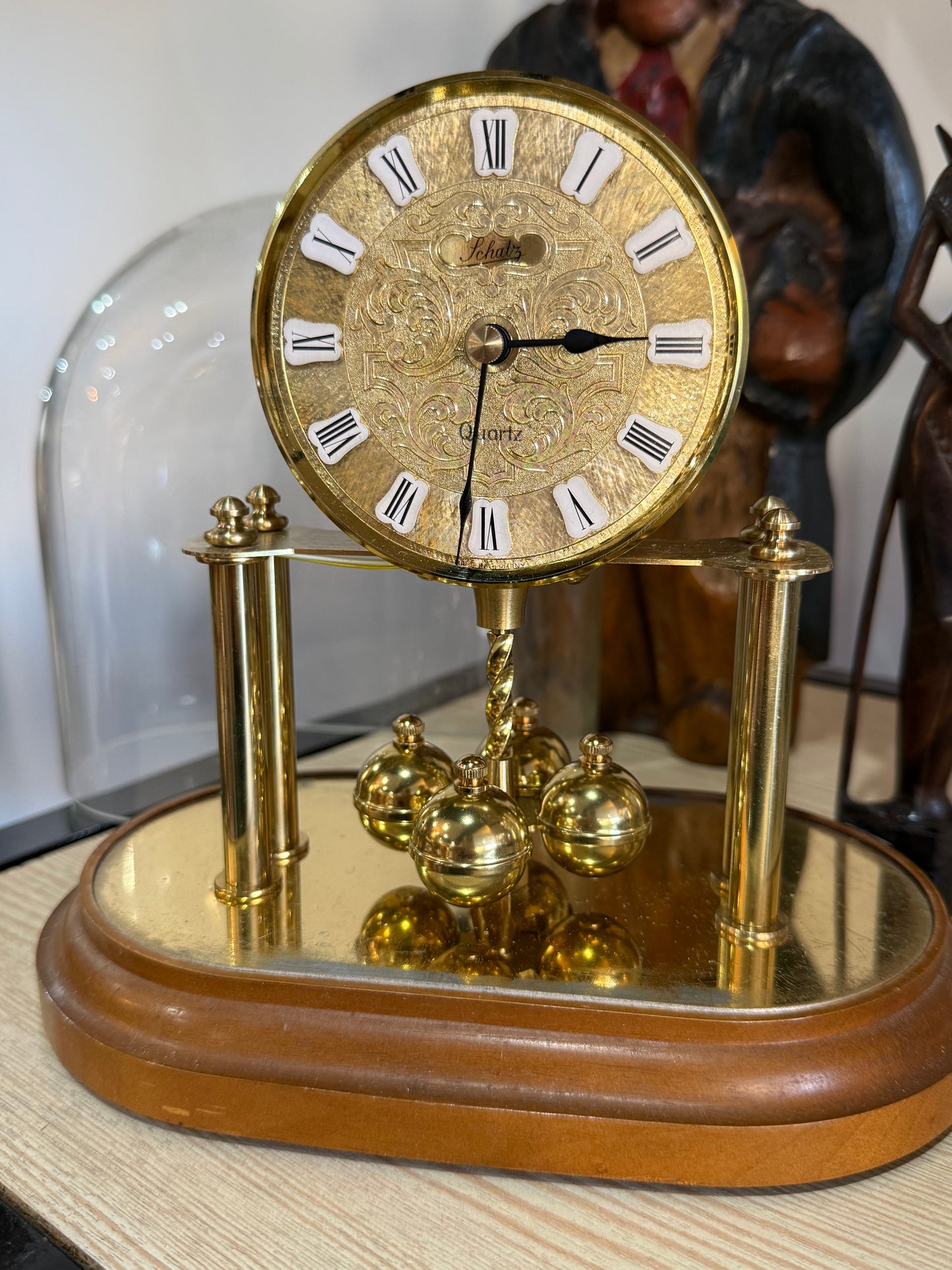 Horloge Schatz sous globe en verre – Balancier rotatif – Années 1980