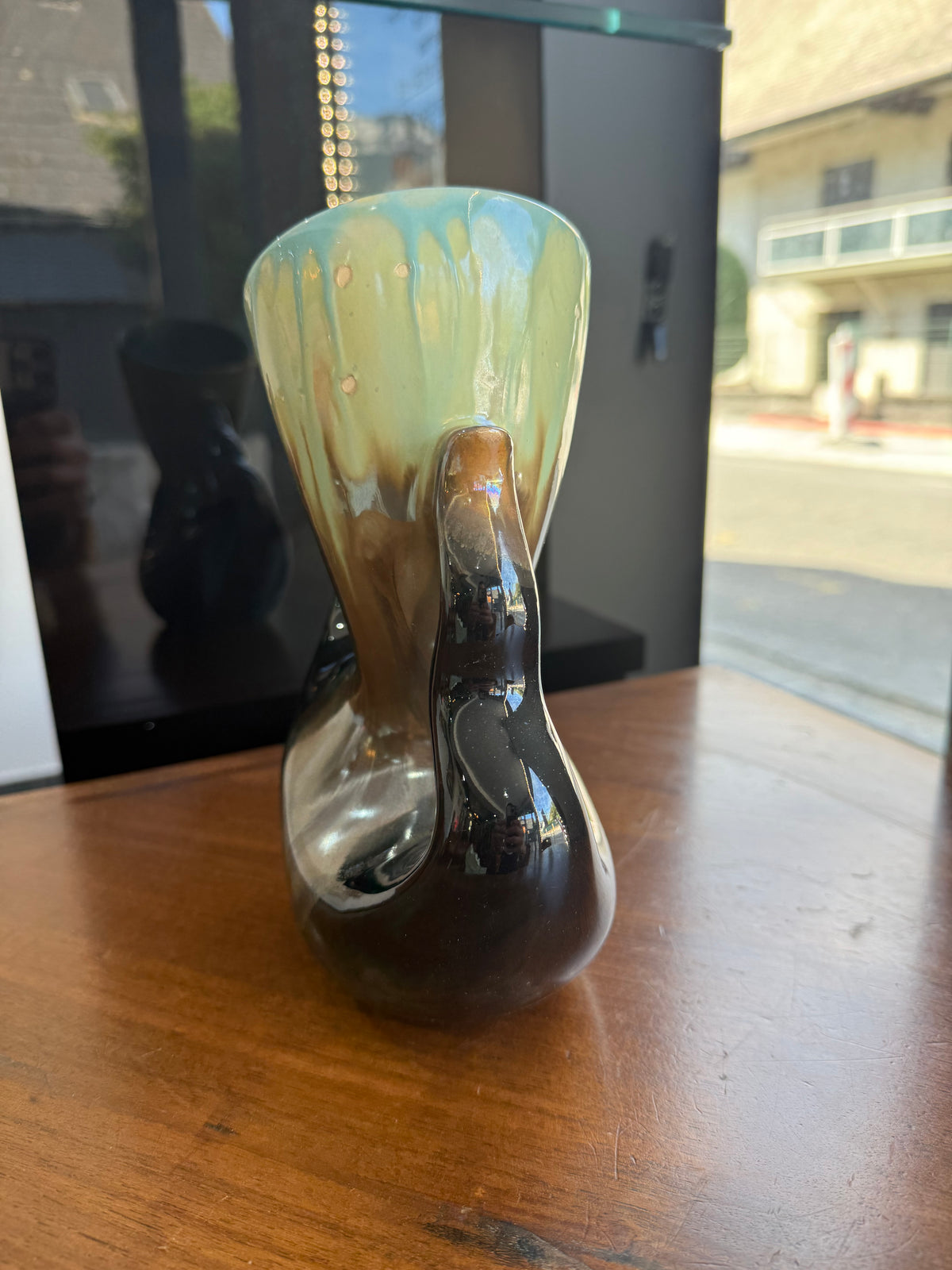 Vase sculpture céramique vintage à anses ajourées – Émail flammé vert & noir (c. 1950–1960, Numéroté 343)