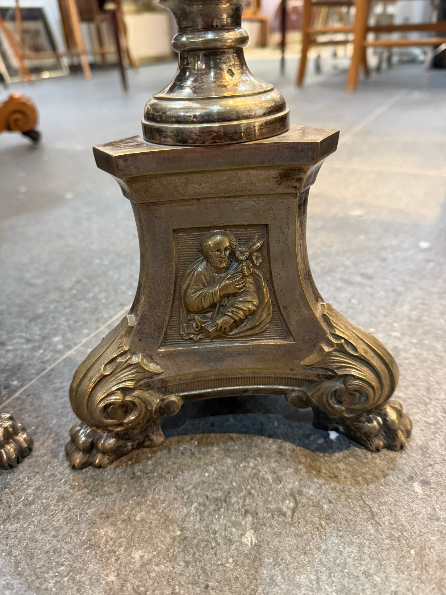 Paire de grands bougeoirs en métal argenté – Style classique – XXe siècle