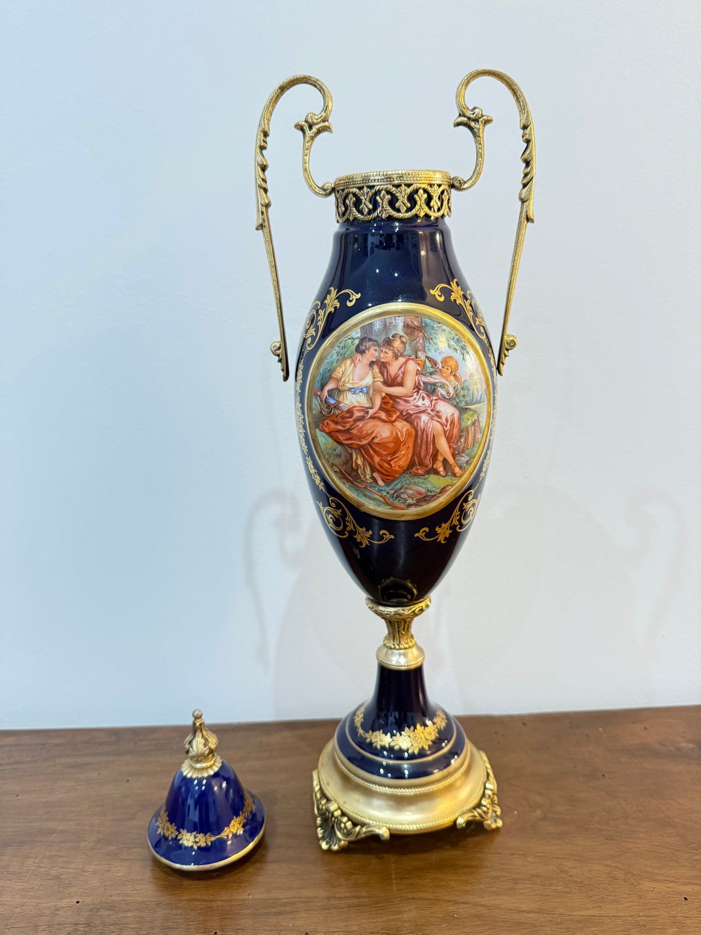 Grand vase couvert en porcelaine bleu cobalt de style Sèvres – Décor romantique – 47 cm