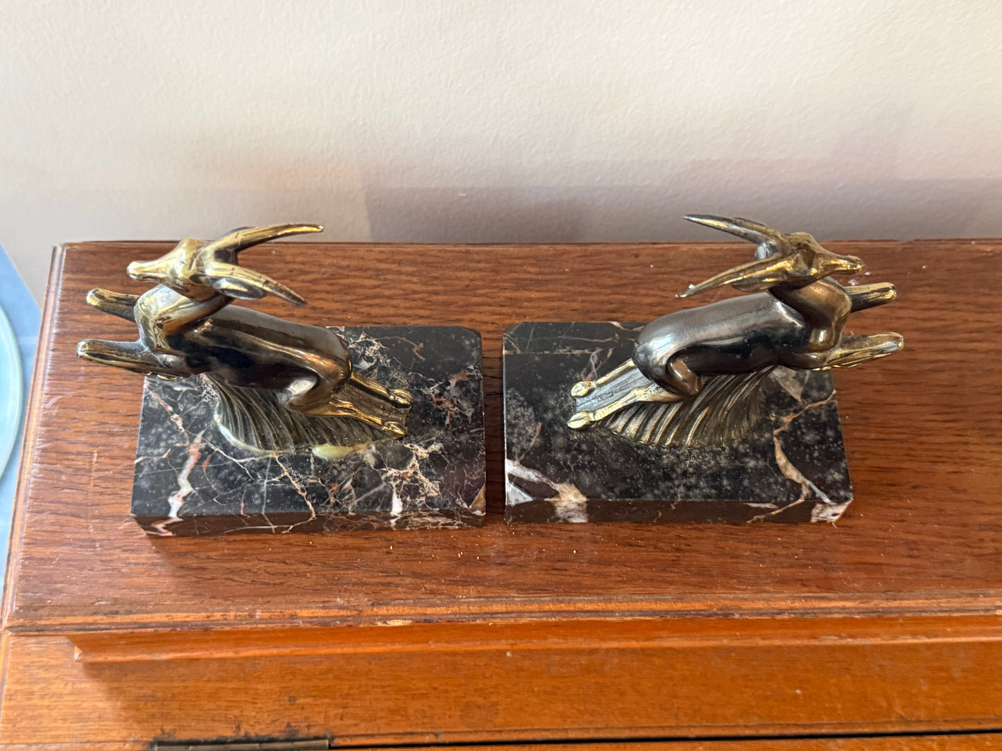 Paire de serre-livres / sculptures Art déco – Antilopes en bronze sur socle en marbre