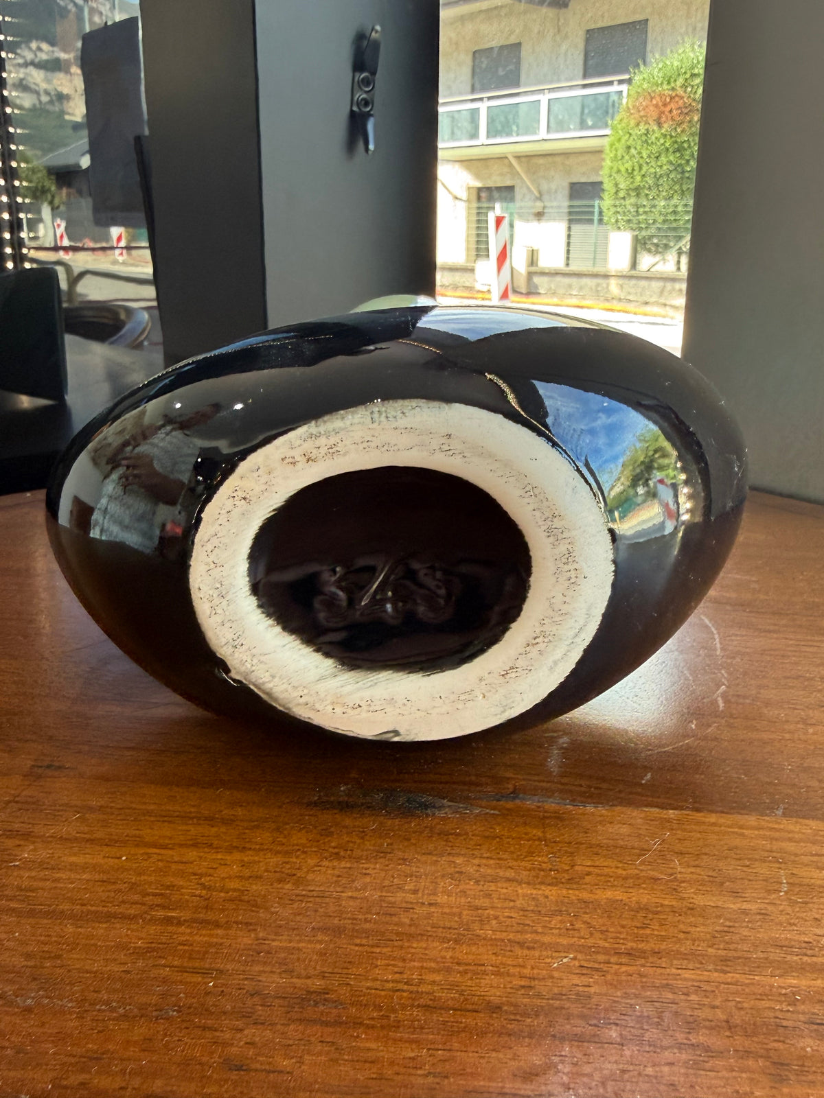 Vase sculpture céramique vintage à anses ajourées – Émail flammé vert & noir (c. 1950–1960, Numéroté 343)