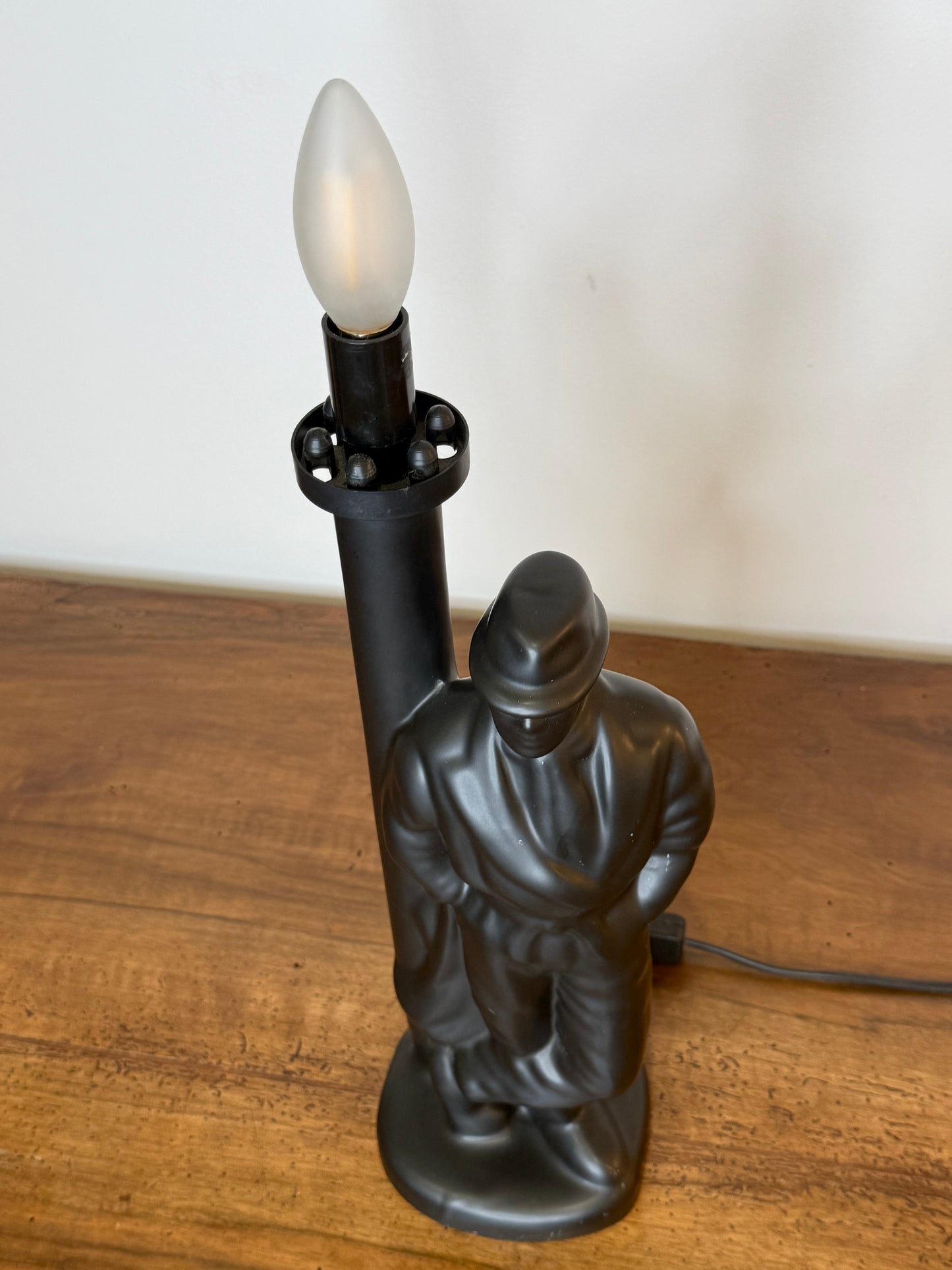 Lampe de table Art Déco en céramique noire – Personnage stylisé – 50 cm
