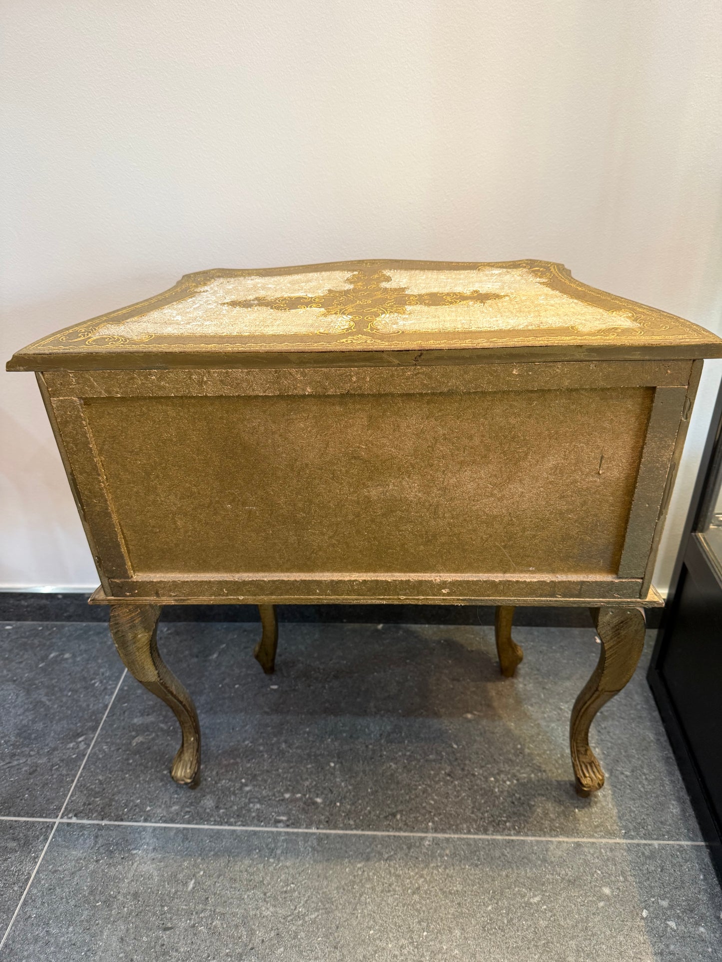 Petite commode galbée de style Louis XV en bois doré – 3 tiroirs