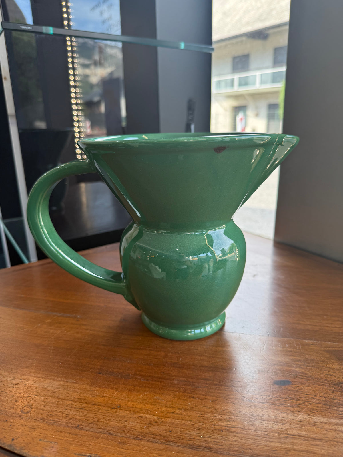 pichet / Pot à eau monumental en faïence émaillée verte – HB Quimper, période Art Déco