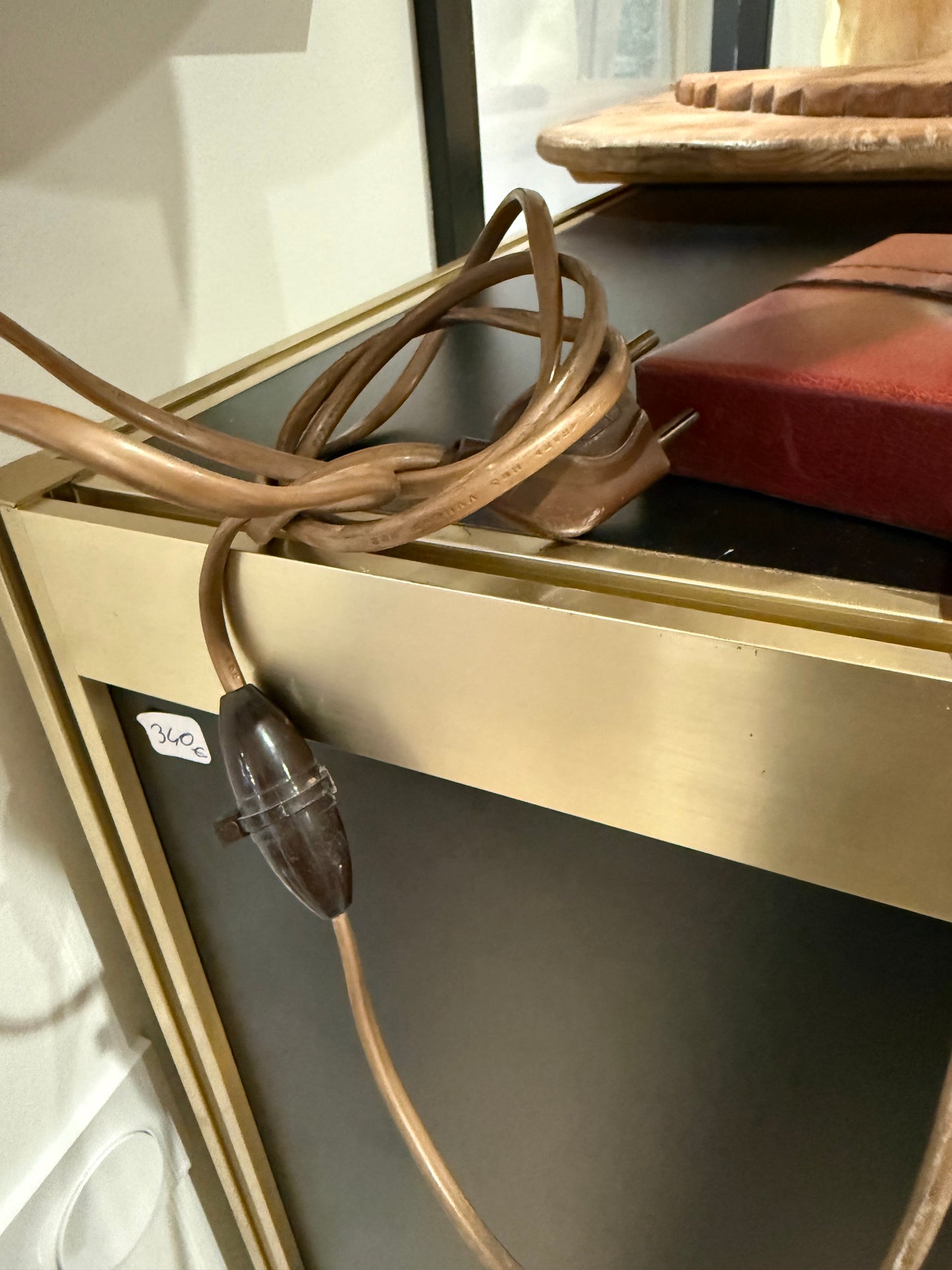 Lampe de table LE TANNEUR en cuir bordeaux – Design français – 65 cm