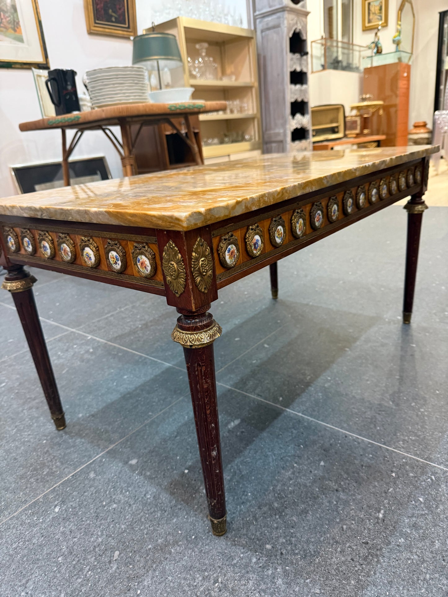 Table basse de style Louis XVI à dessus de marbre et médaillons en porcelaine - bronze