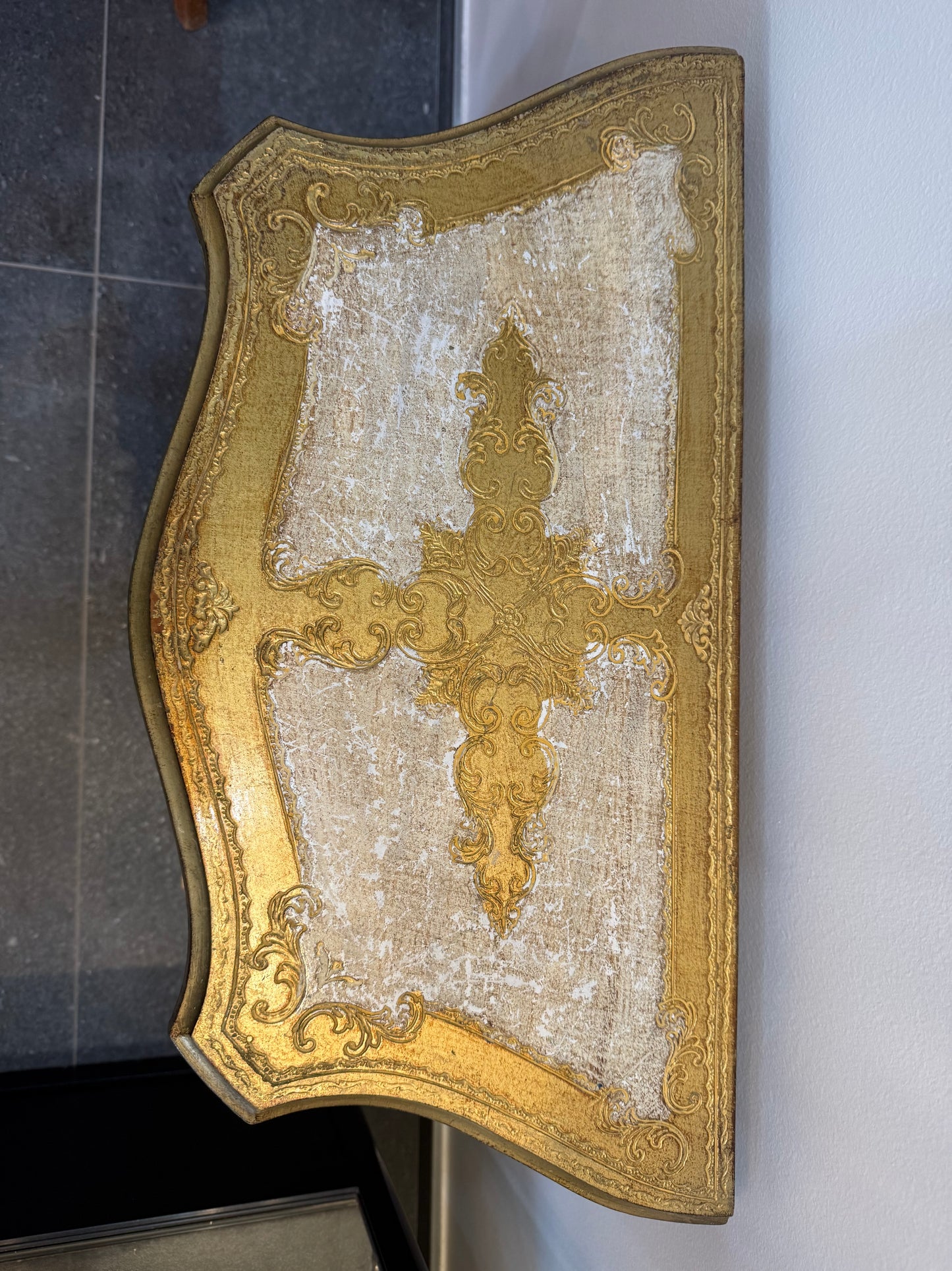 Petite commode galbée de style Louis XV en bois doré – 3 tiroirs