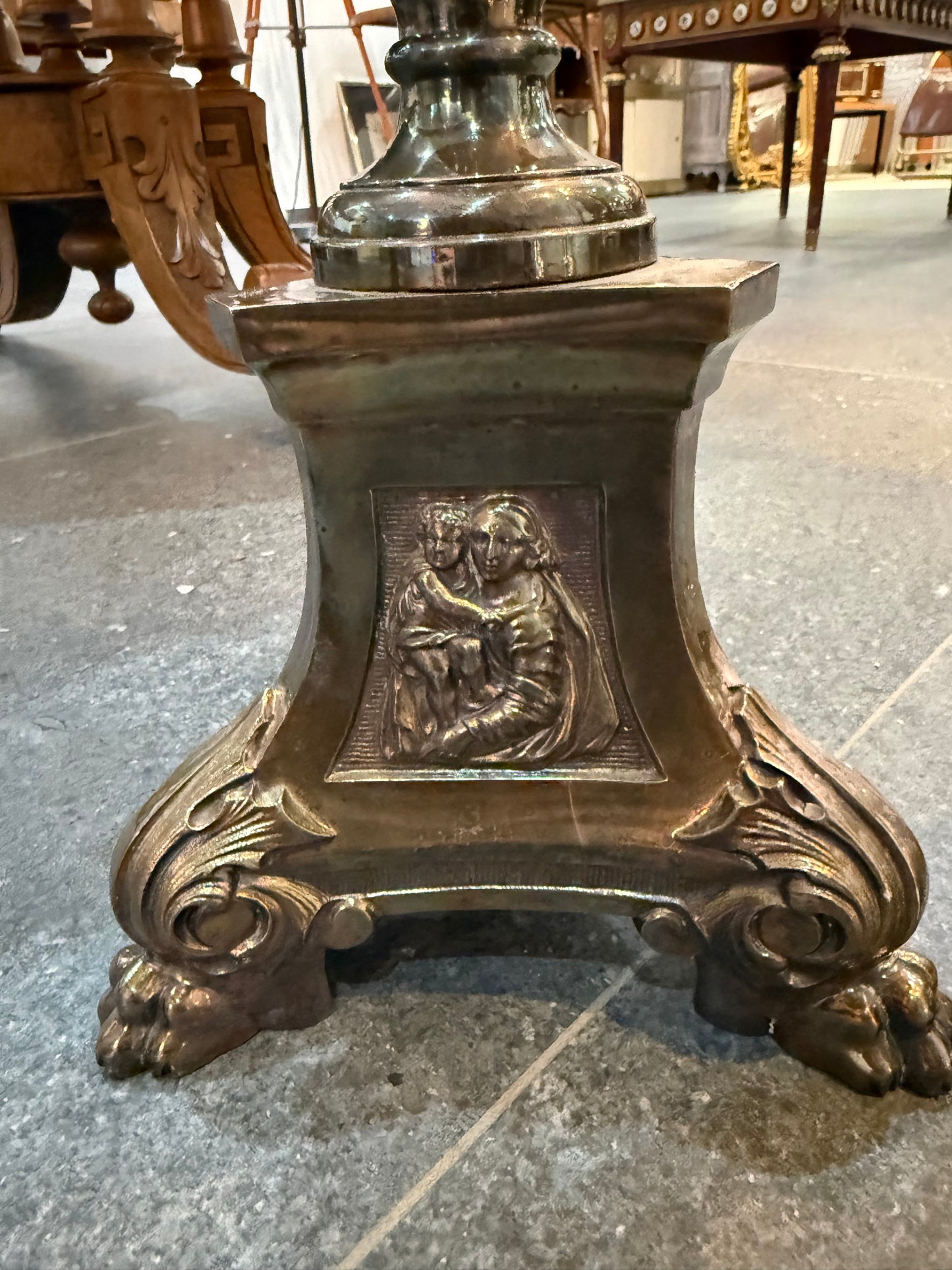Paire de grands bougeoirs en métal argenté – Style classique – XXe siècle