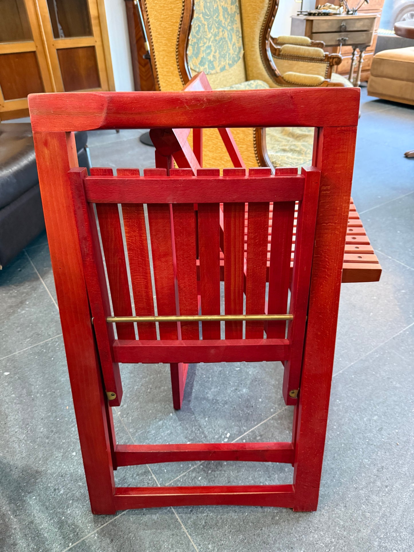 Lot de deux chaises pliantes en bois laqué rouge – Travail artisanal – Années 1980