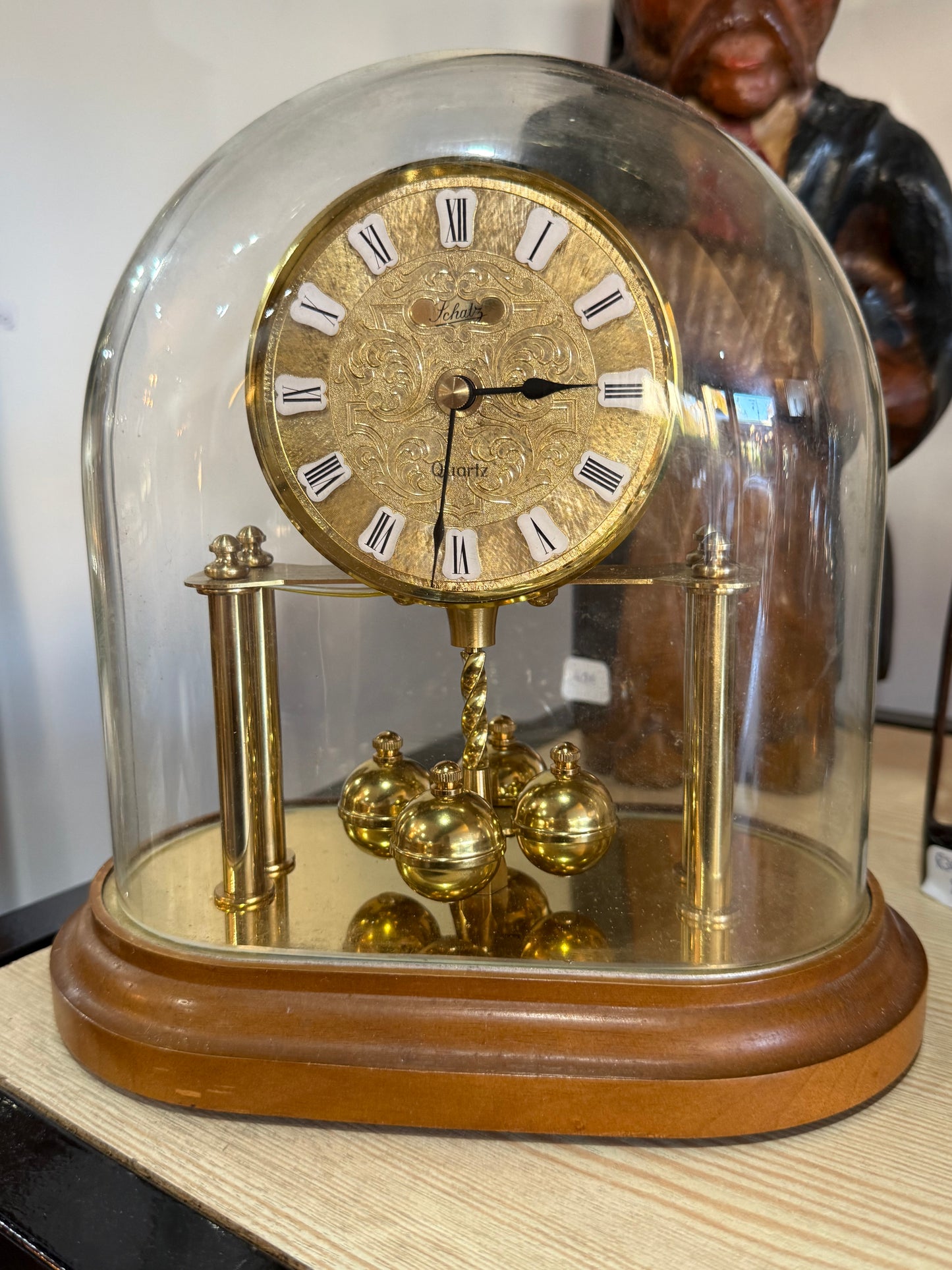 Horloge Schatz sous globe en verre – Balancier rotatif – Années 1980