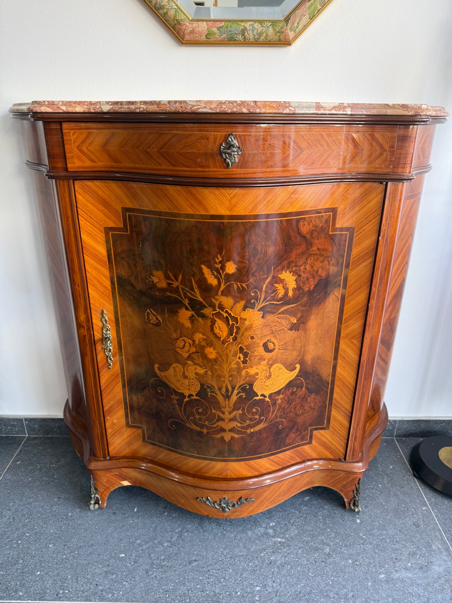 Meuble d’appui galbé en marqueterie florale – Style Louis XV, plateau marbre