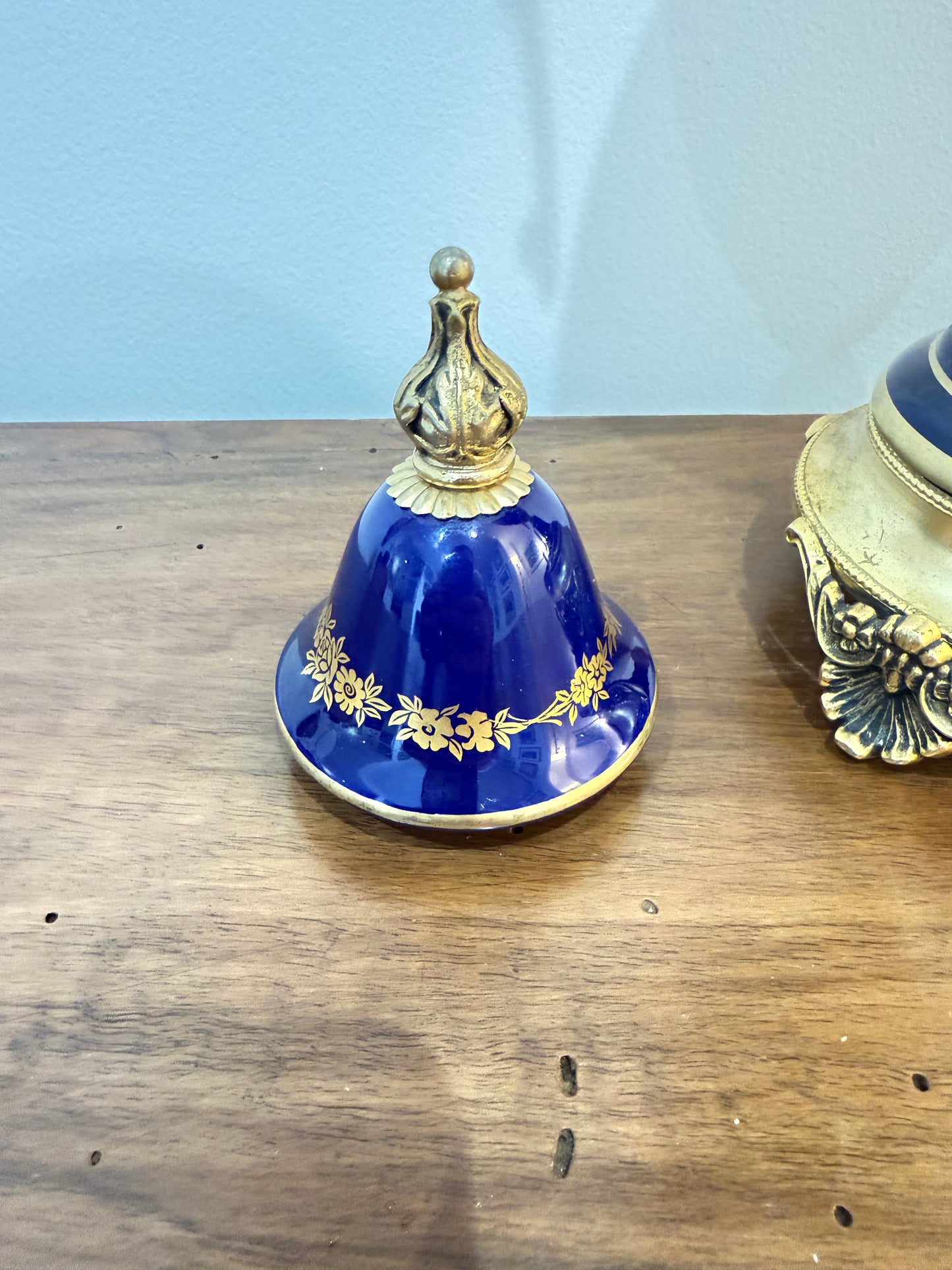 Grand vase couvert en porcelaine bleu cobalt de style Sèvres – Décor romantique – 47 cm