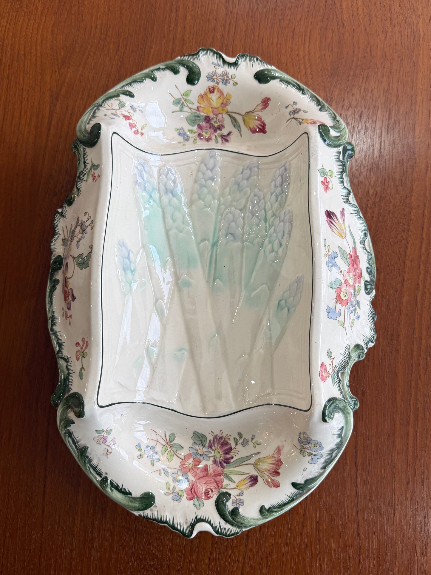 Plat ancien Longchamps Terre de Fer – Modèle 1428 – Décor floral & asperges en relief – 39 x 23 cm