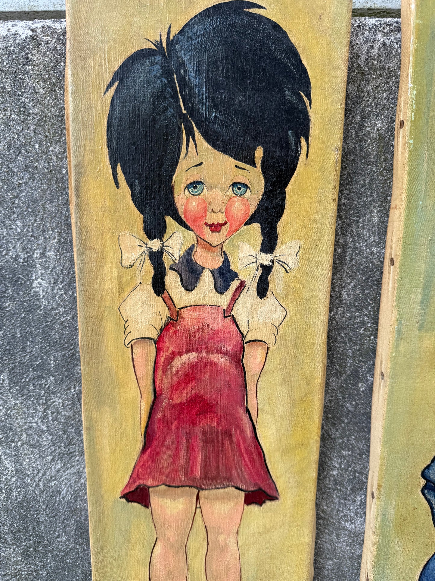 Paire de tableaux vintage naïfs signés (1967) – Enfant à la baguette & fillette en robe rouge – 60 x 20 cm