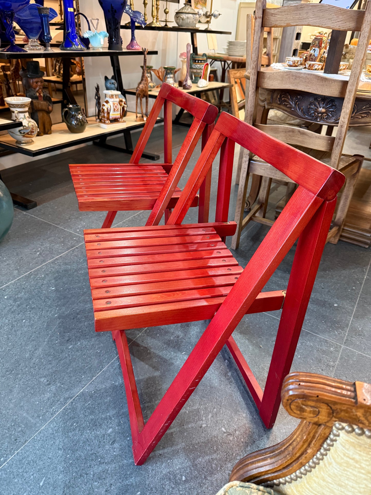 Lot de deux chaises pliantes en bois laqué rouge – Travail artisanal – Années 1980