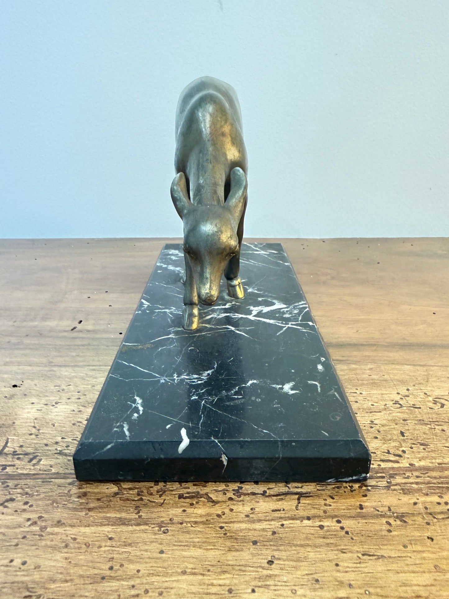 Statue Art Déco en régule représentant un faon sur socle en marbre noir