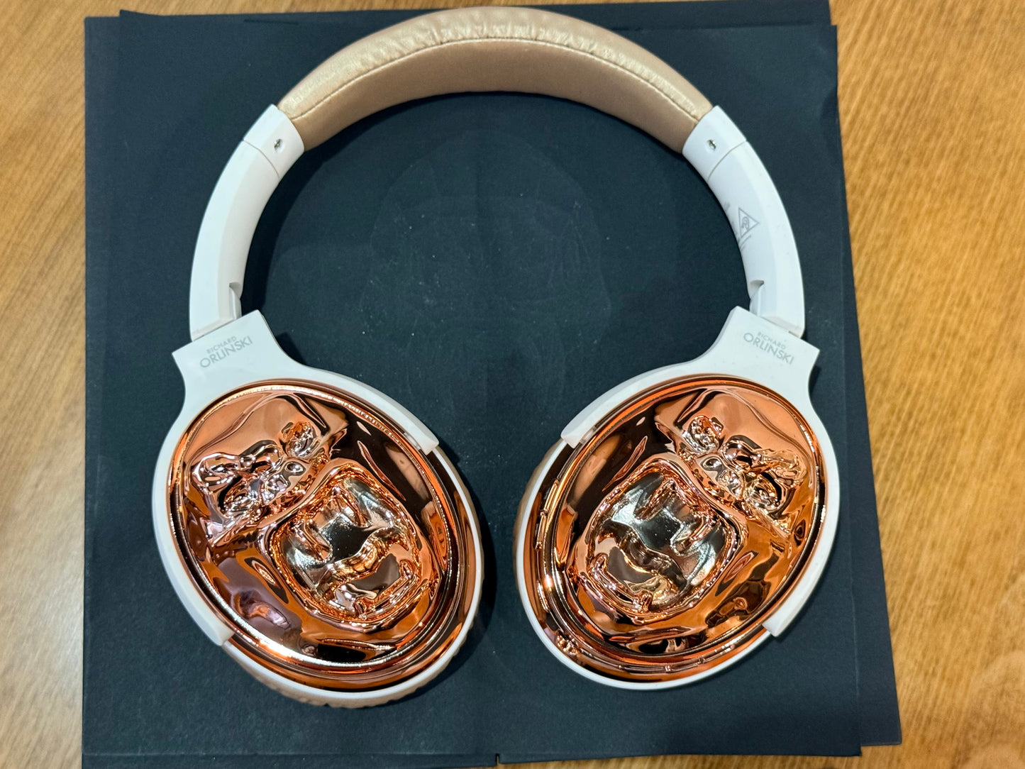 Casque Casque audio Richard Orlinski – Design Gorilla – Édition Collector or rosé/blanc