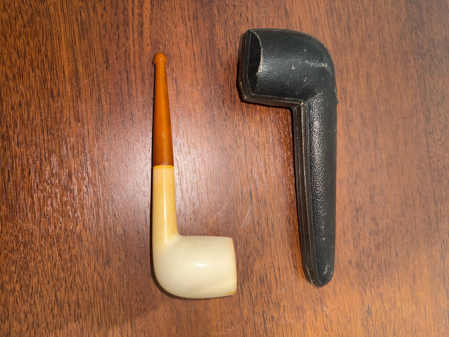Pipe en écume de mer dans son écrin d’origine estampillée “Fabrication Parisienne C.C. Paris”.