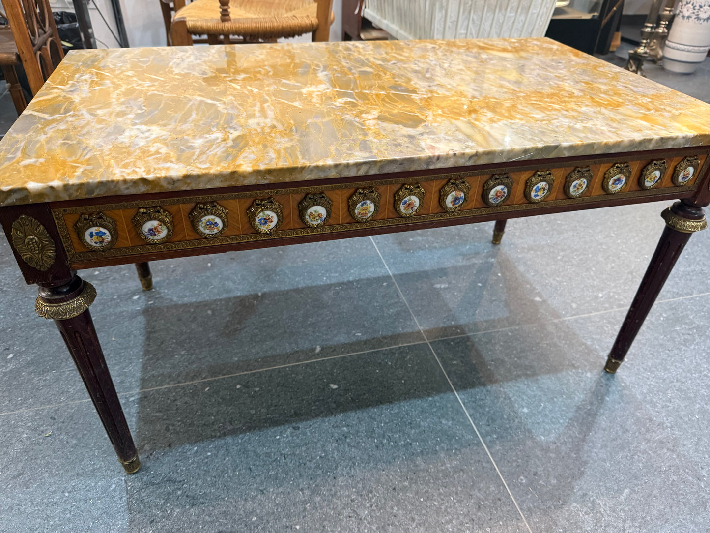 Table basse de style Louis XVI à dessus de marbre et médaillons en porcelaine - bronze