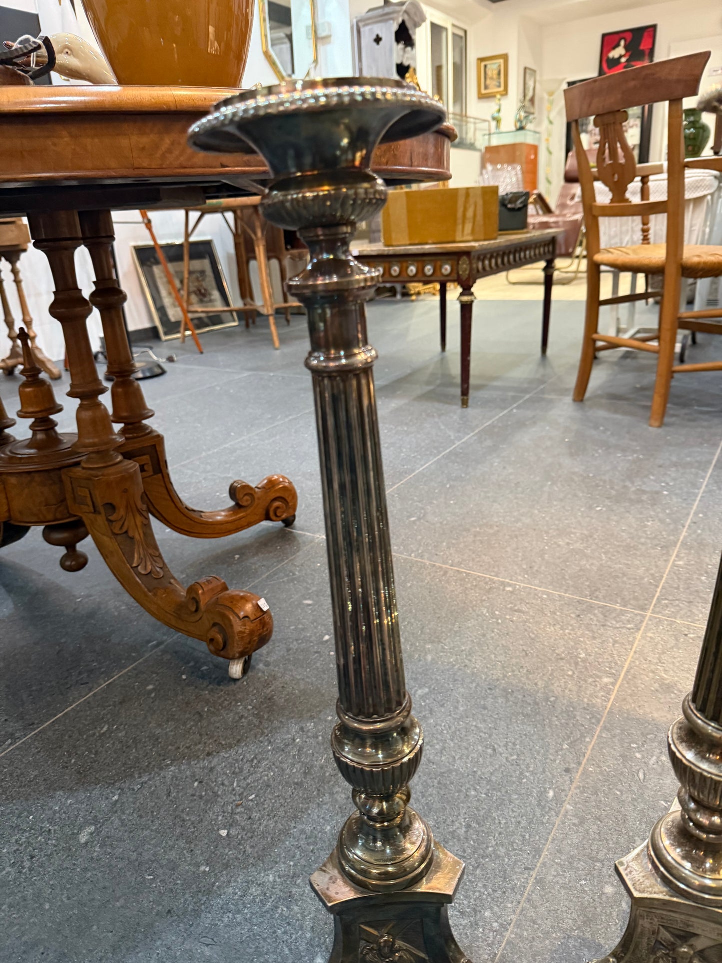 Paire de grands bougeoirs en métal argenté – Style classique – XXe siècle