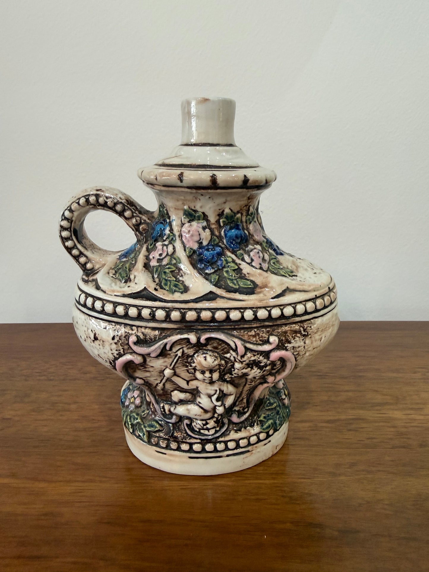 Vase / aiguière en céramique barbotine à décor angelot et fleurs en relief – Cachet sous base – H. 19 cm