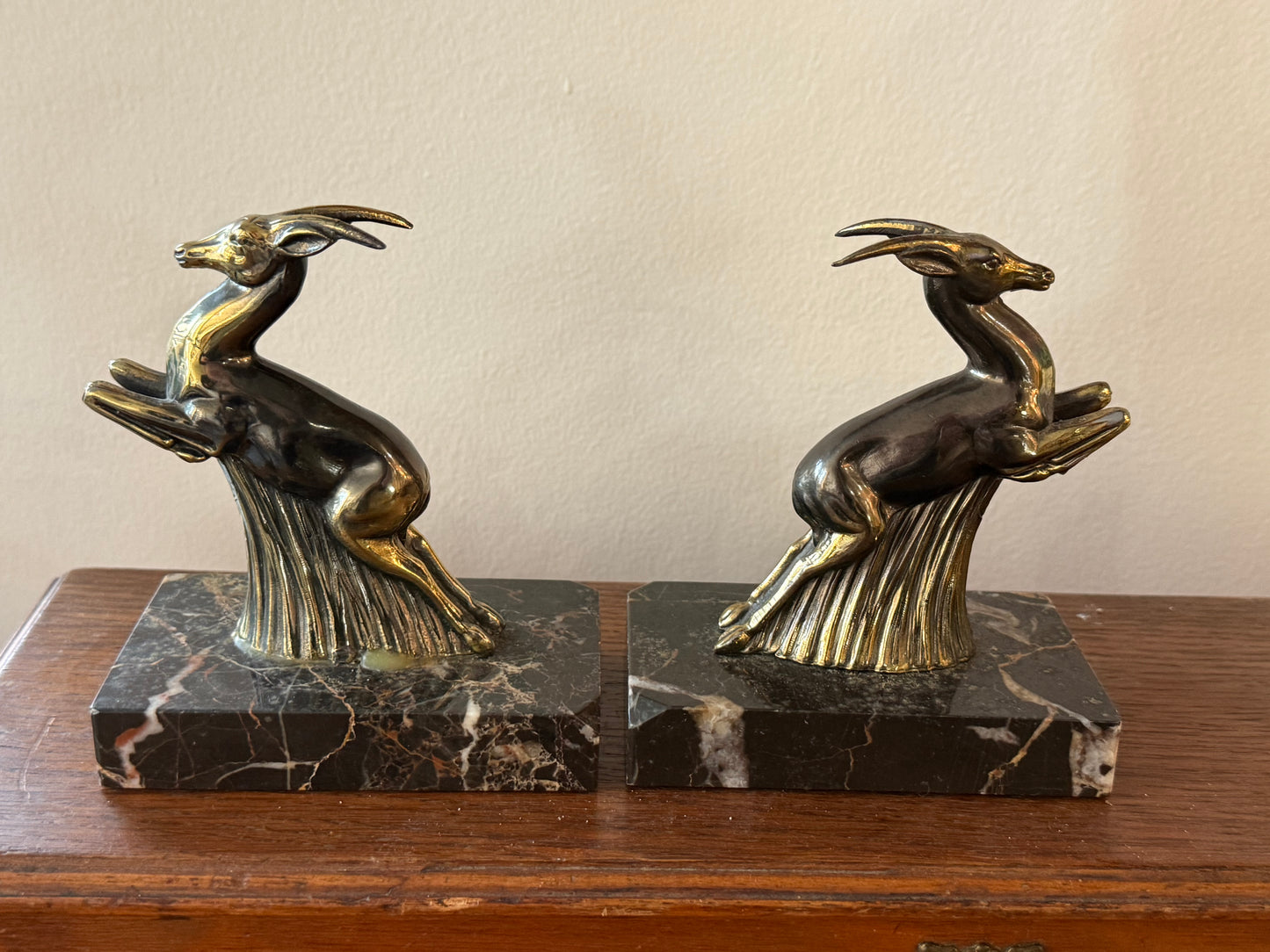 Paire de serre-livres / sculptures Art déco – Antilopes en bronze sur socle en marbre