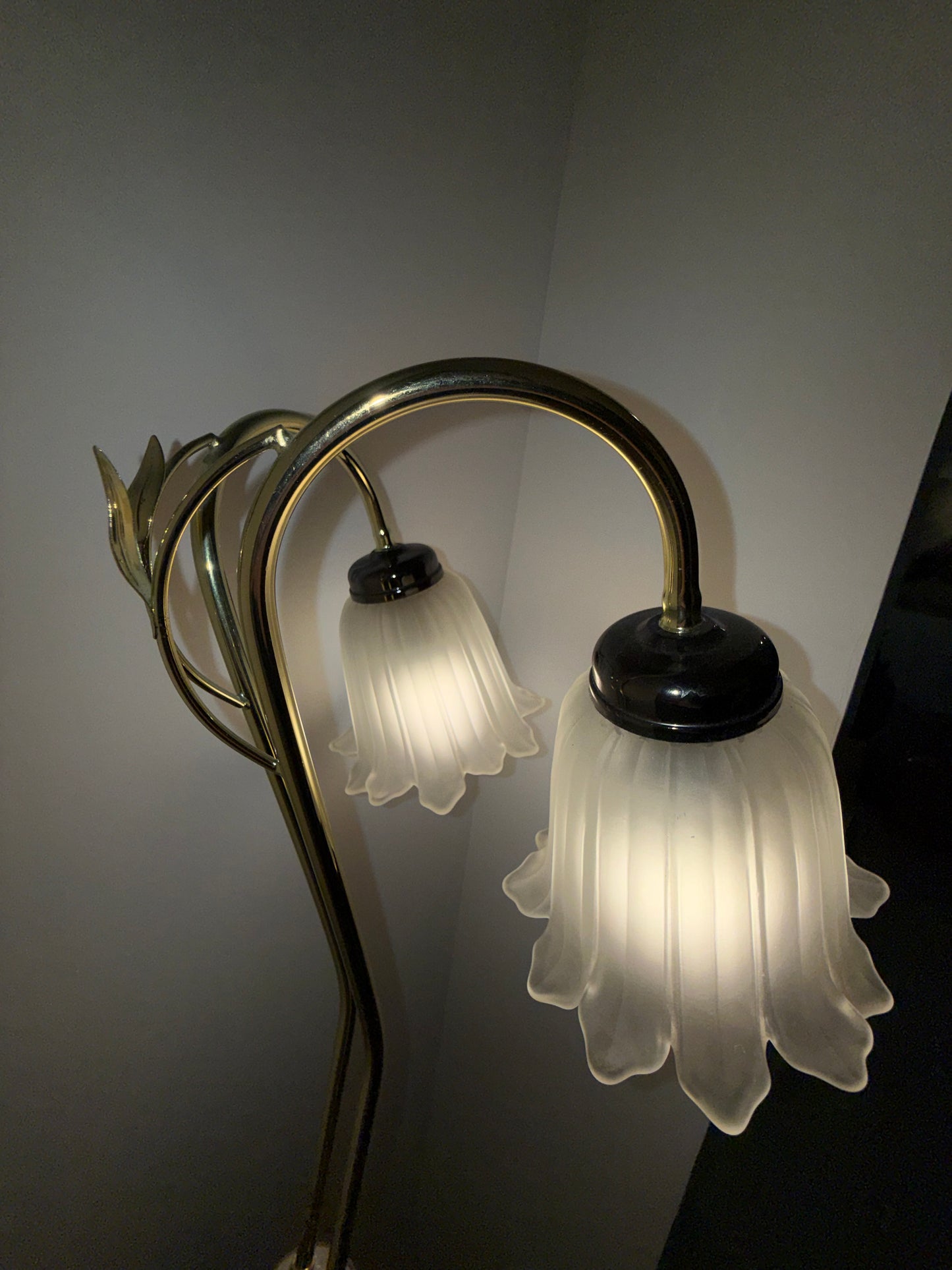 Lampadaire à double tulipe en verre opalin – Laiton et chrome – Style Art Nouveau – Années 1970