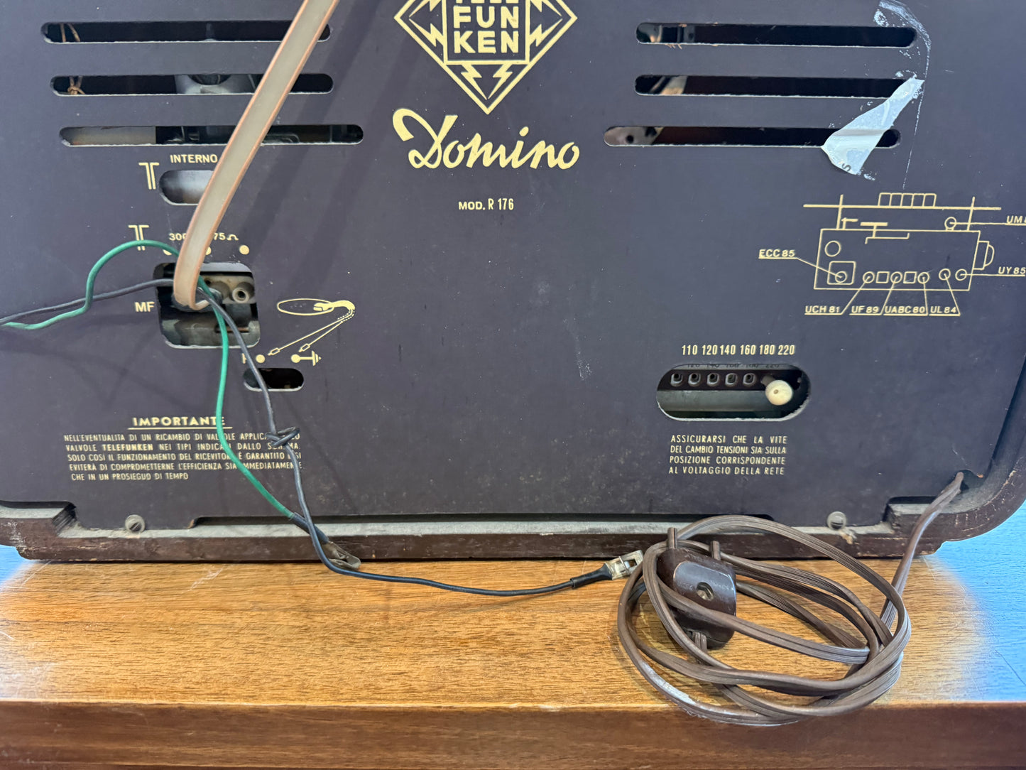 Radio à lampes Telefunken Domino – Bois & Bakélite – Années 50