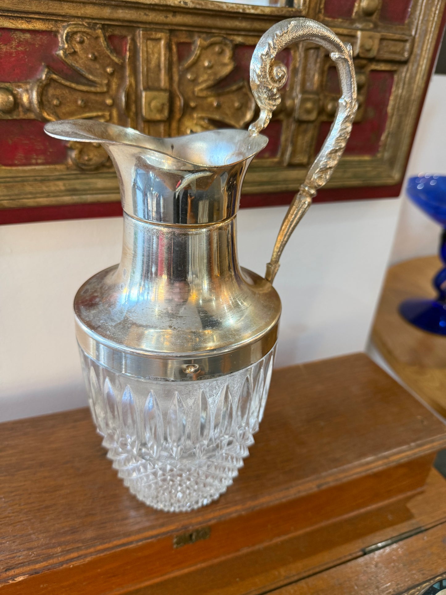 Aiguière en Cristal Taillé & Monture Métal Argenté – Travail Vintage