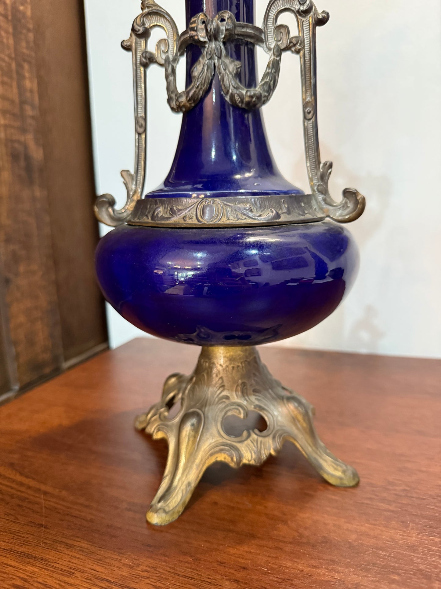 Vase ancien en verre bleu cobalt et monture bronze – Style Napoléon III – H40 cm