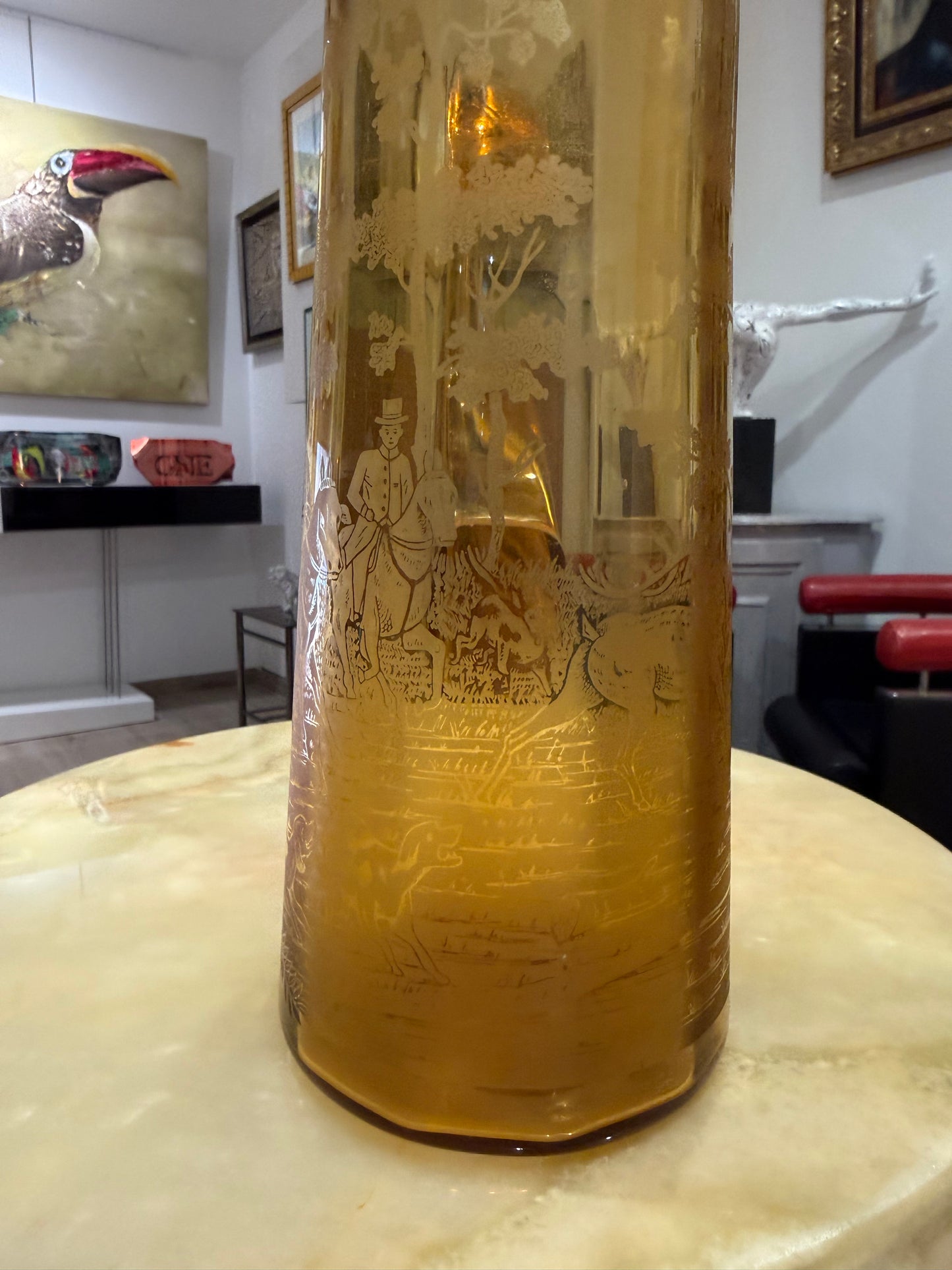 Pichet ancien en verre ambre gravé à décor de scène de chasse – vers 1930/1950