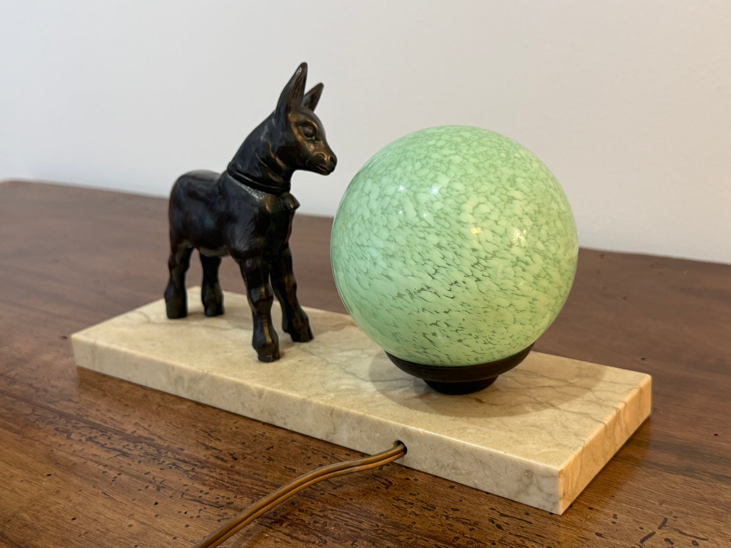 Lampe Art Déco “Faon” en régule et globe en verre – Socle en marbre