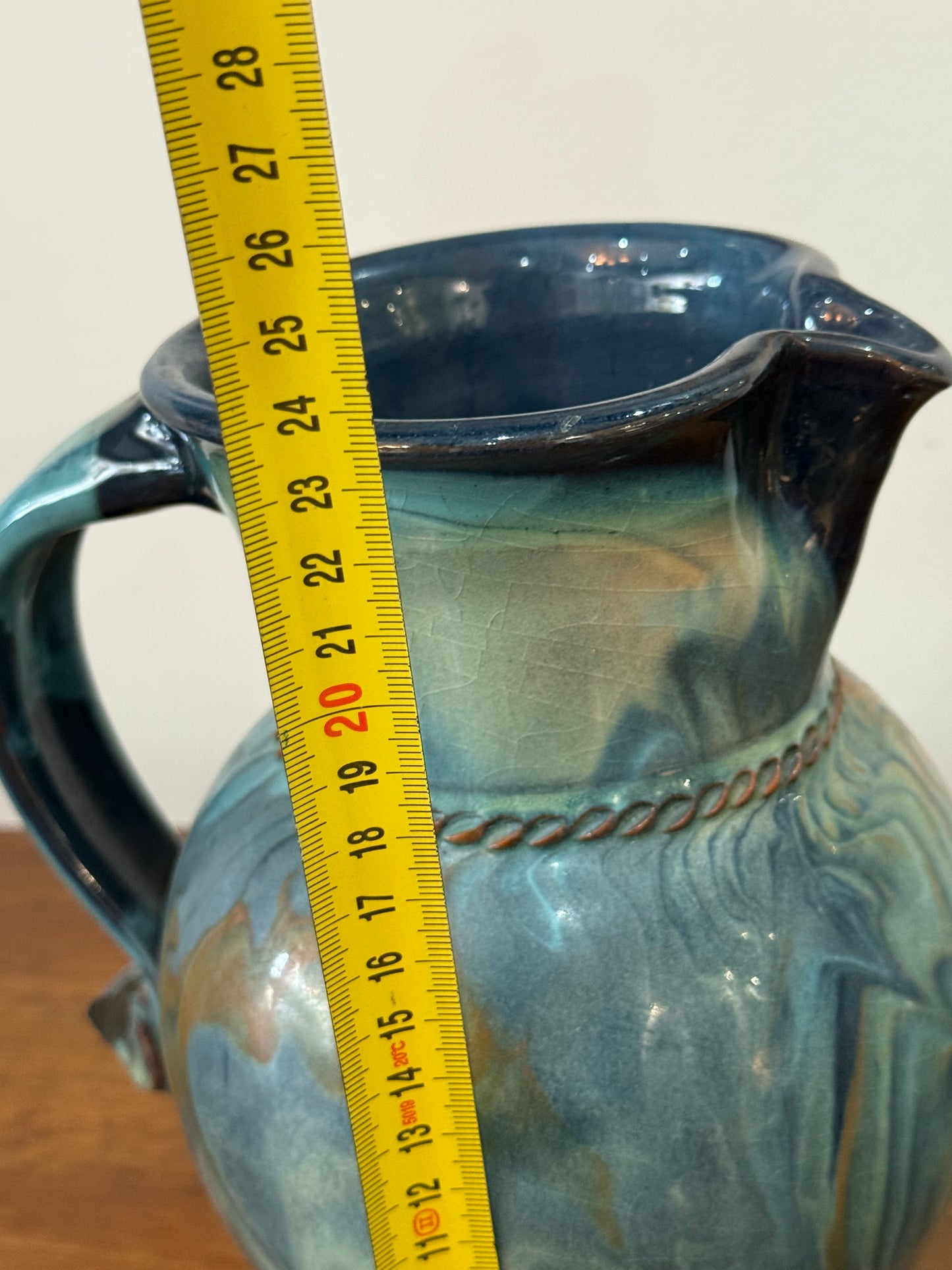 Pichet / Vase en céramique flammée signé – Décor marbré bleu et ocre – H. 24 cm