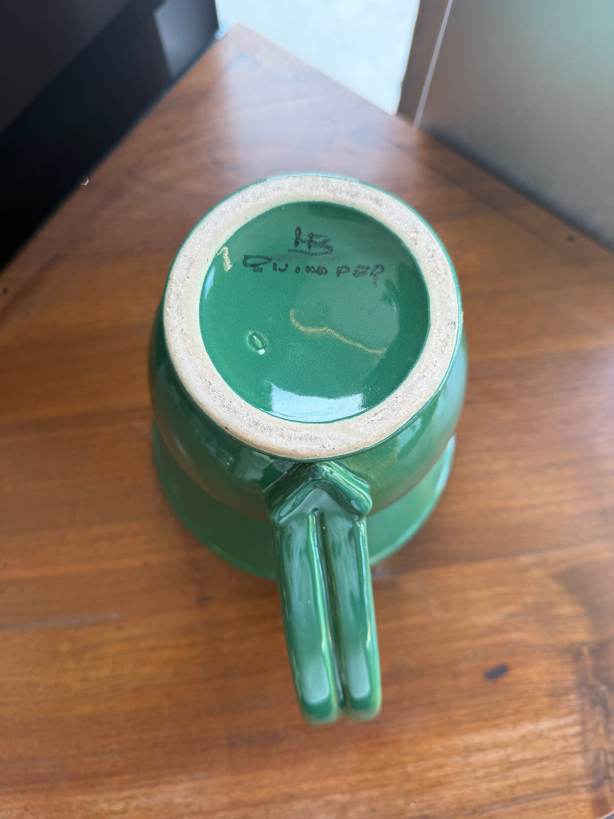 pichet / Pot à eau monumental en faïence émaillée verte – HB Quimper, période Art Déco