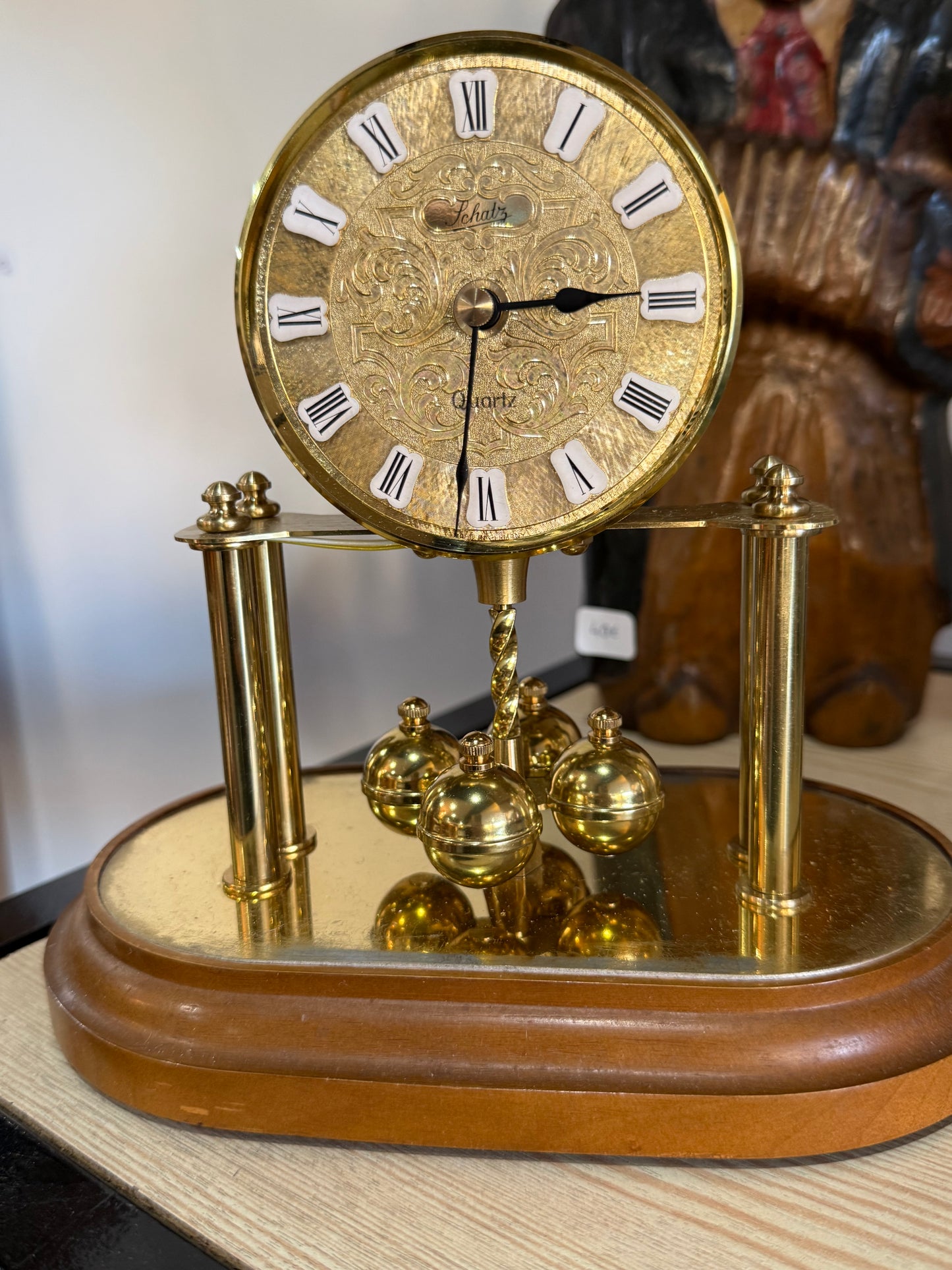 Horloge Schatz sous globe en verre – Balancier rotatif – Années 1980