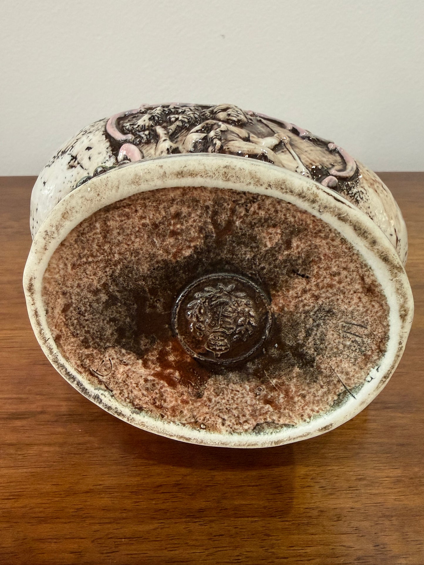 Vase / aiguière en céramique barbotine à décor angelot et fleurs en relief – Cachet sous base – H. 19 cm