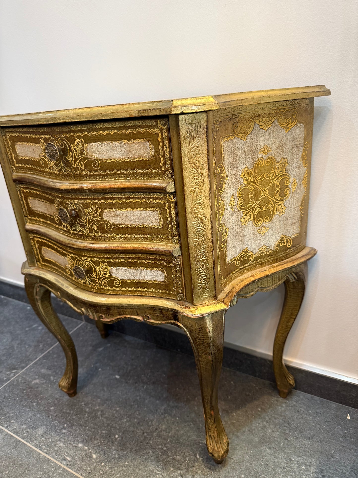Petite commode galbée de style Louis XV en bois doré – 3 tiroirs