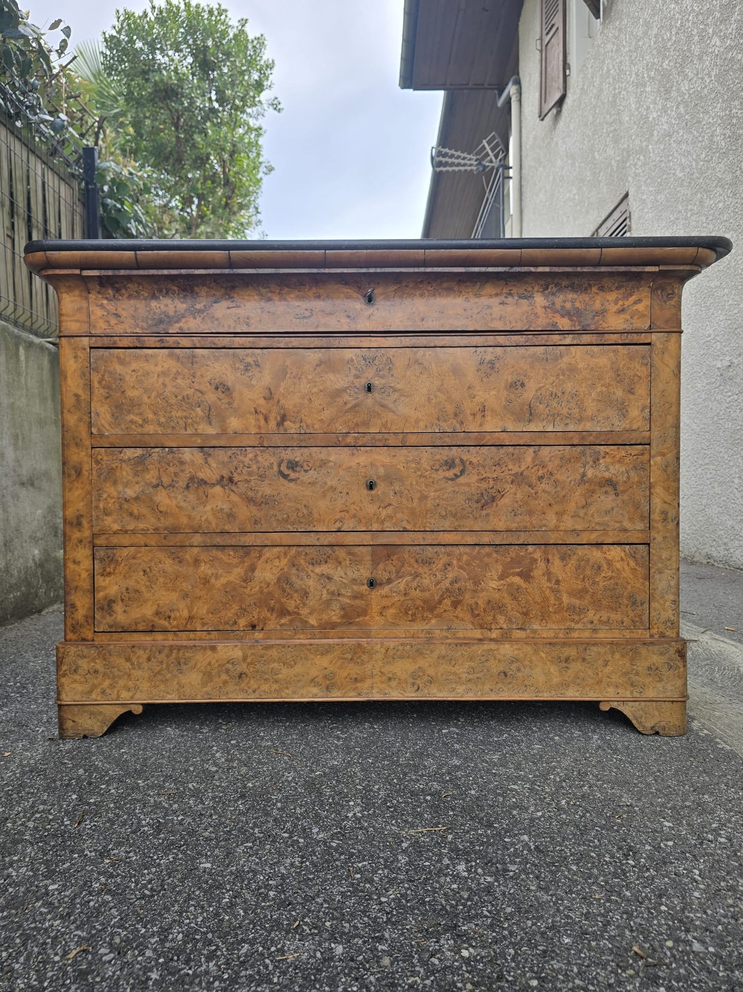Commode d’époque Restauration en ronce de noyer et marbre noir – XIXᵉ siècle