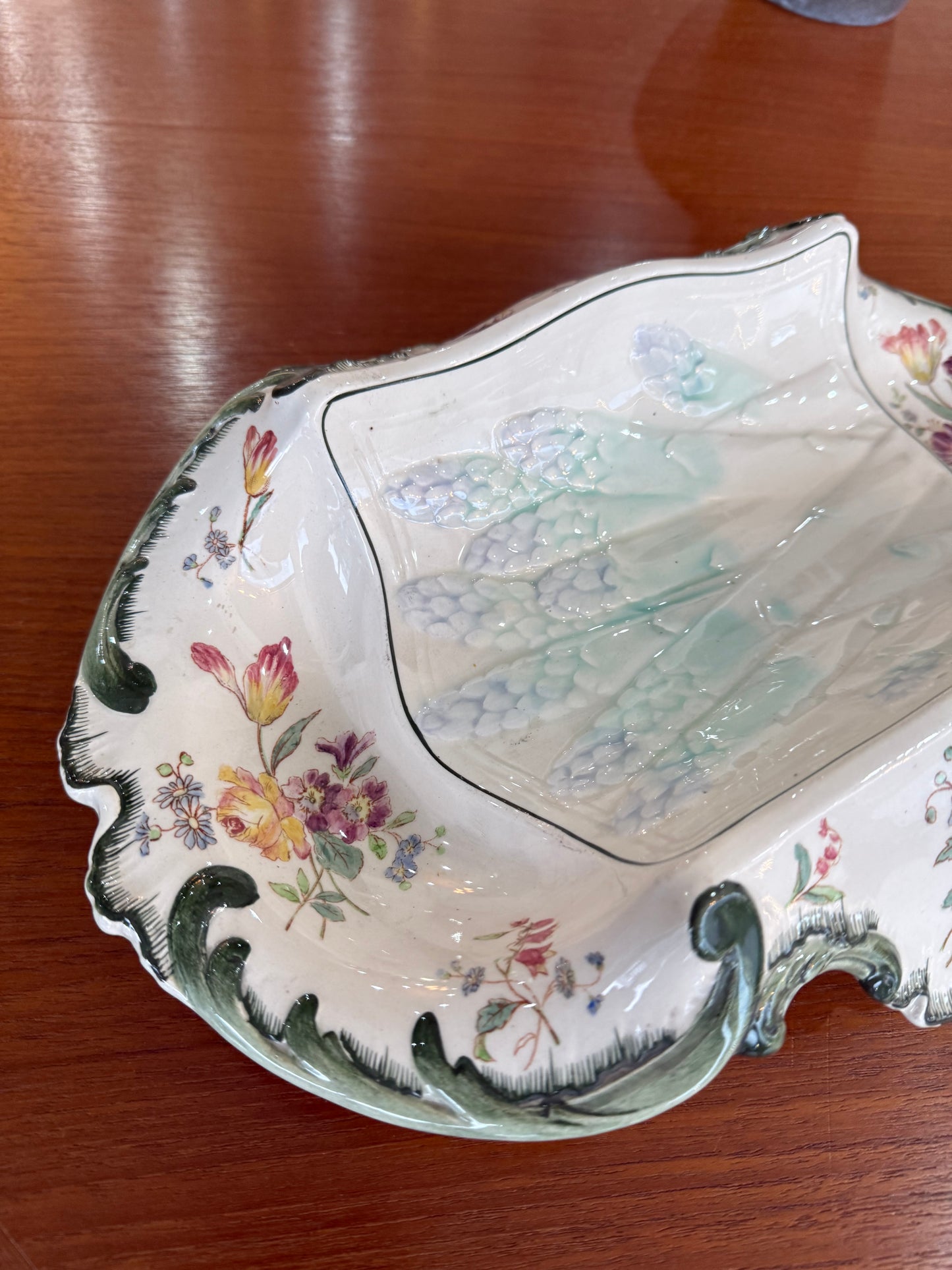 Plat ancien Longchamps Terre de Fer – Modèle 1428 – Décor floral & asperges en relief – 39 x 23 cm