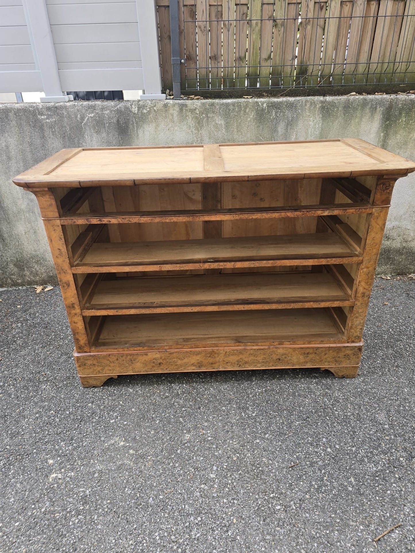Commode d’époque Restauration en ronce de noyer et marbre noir – XIXᵉ siècle