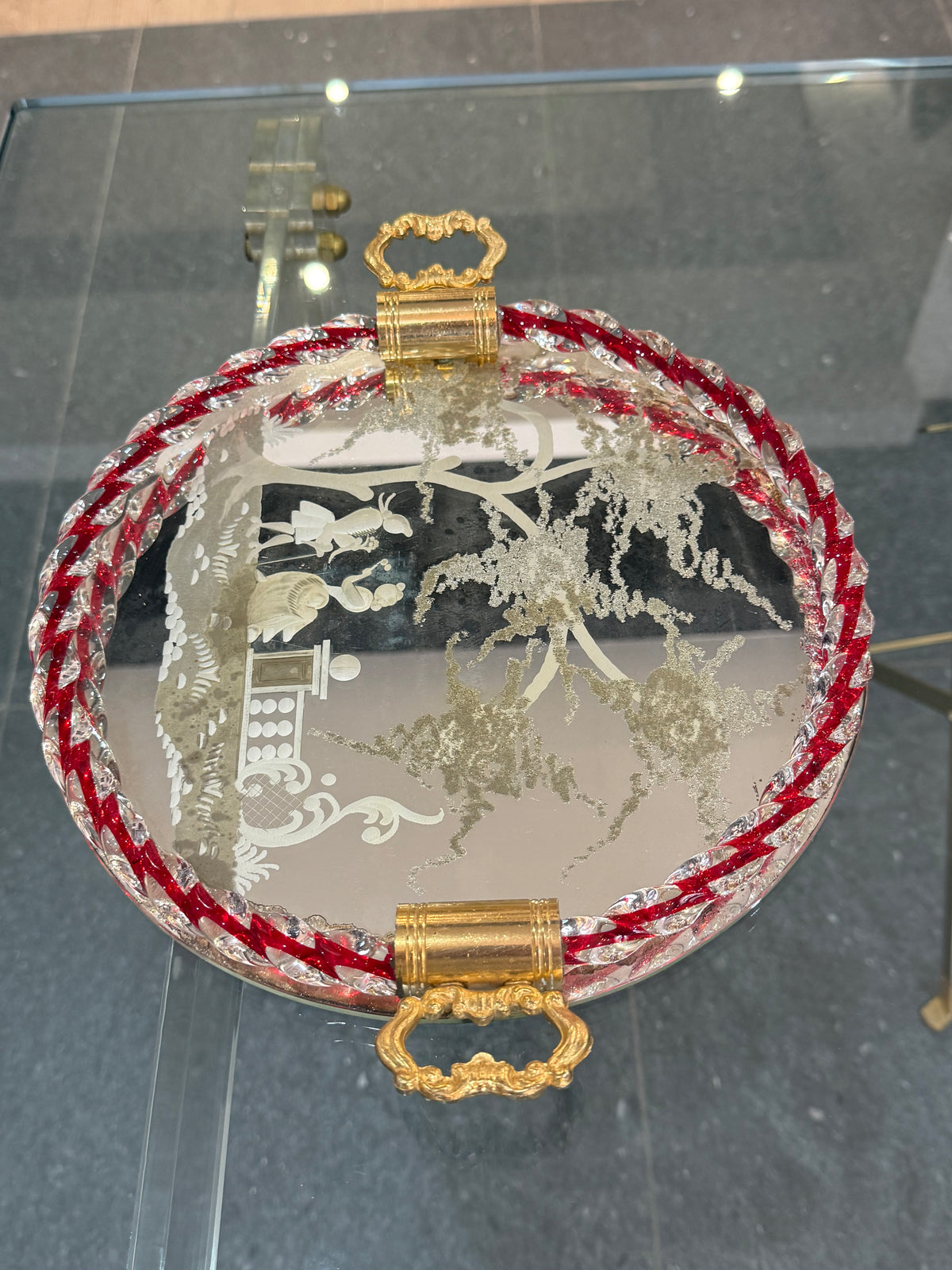 Plateau miroir gravé à bordure en verre torsadé rouge & blanc  Murano / Venise (c. 1940–1950)
