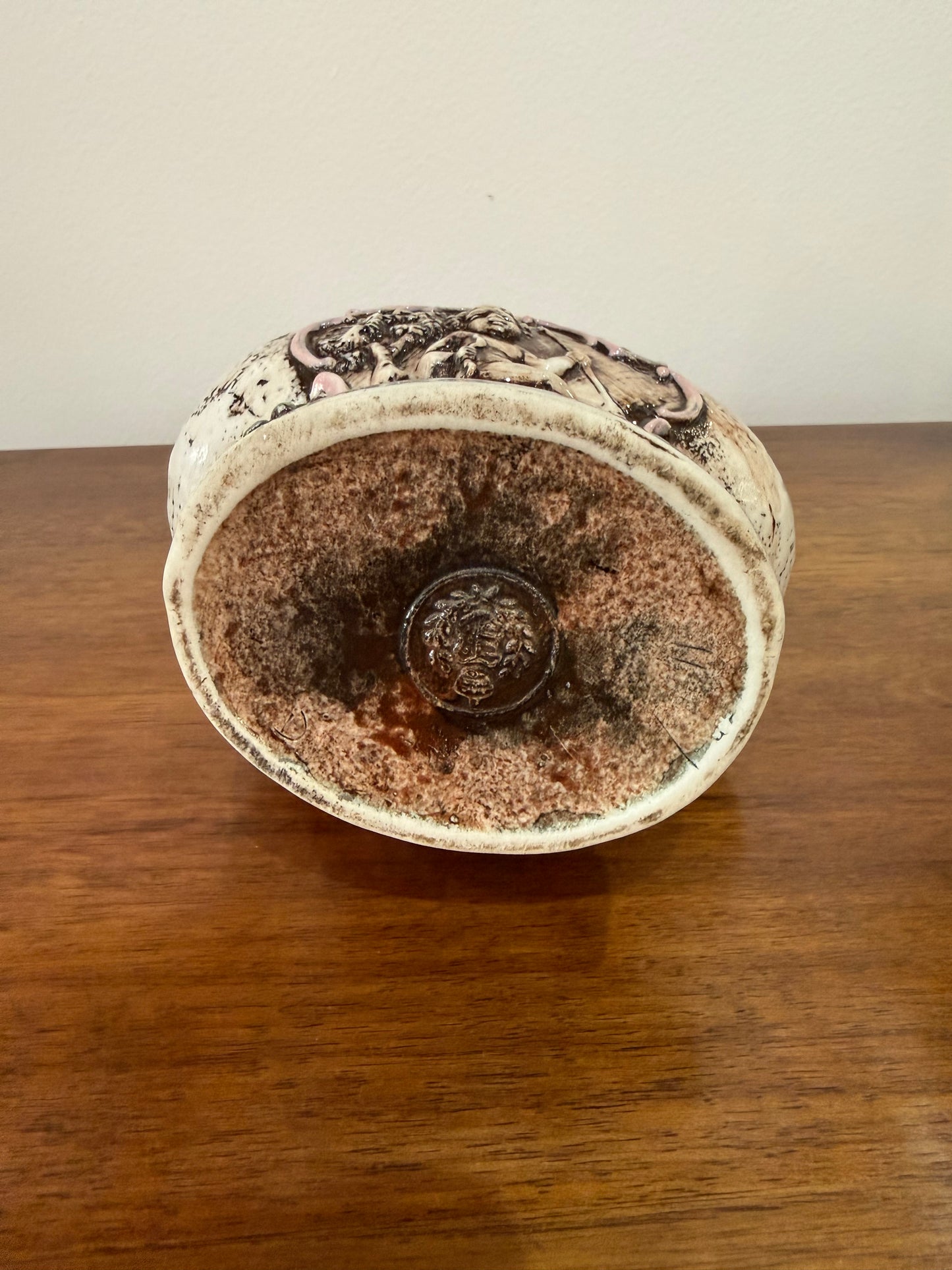Vase / aiguière en céramique barbotine à décor angelot et fleurs en relief – Cachet sous base – H. 19 cm