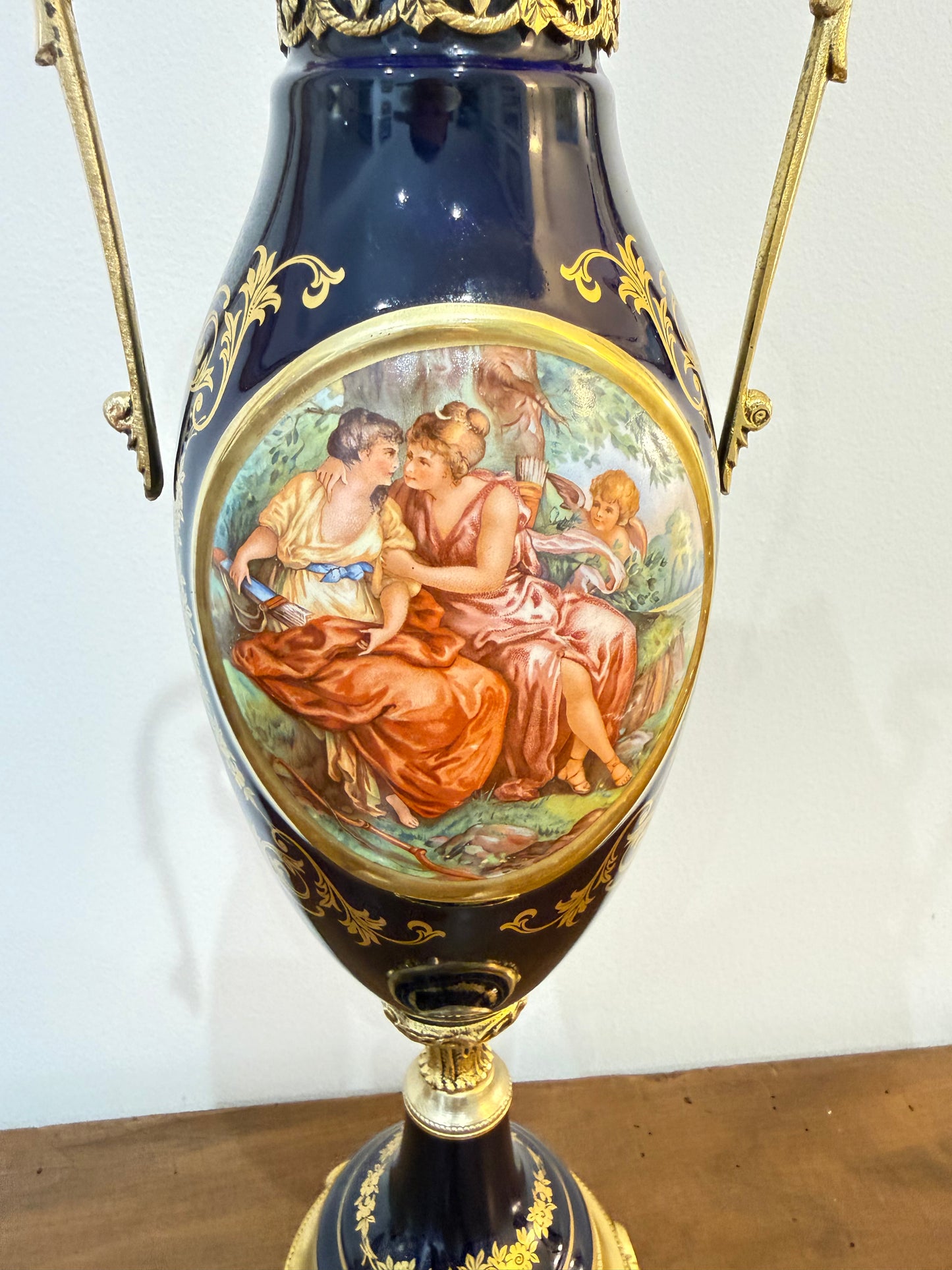 Grand vase couvert en porcelaine bleu cobalt de style Sèvres – Décor romantique – 47 cm
