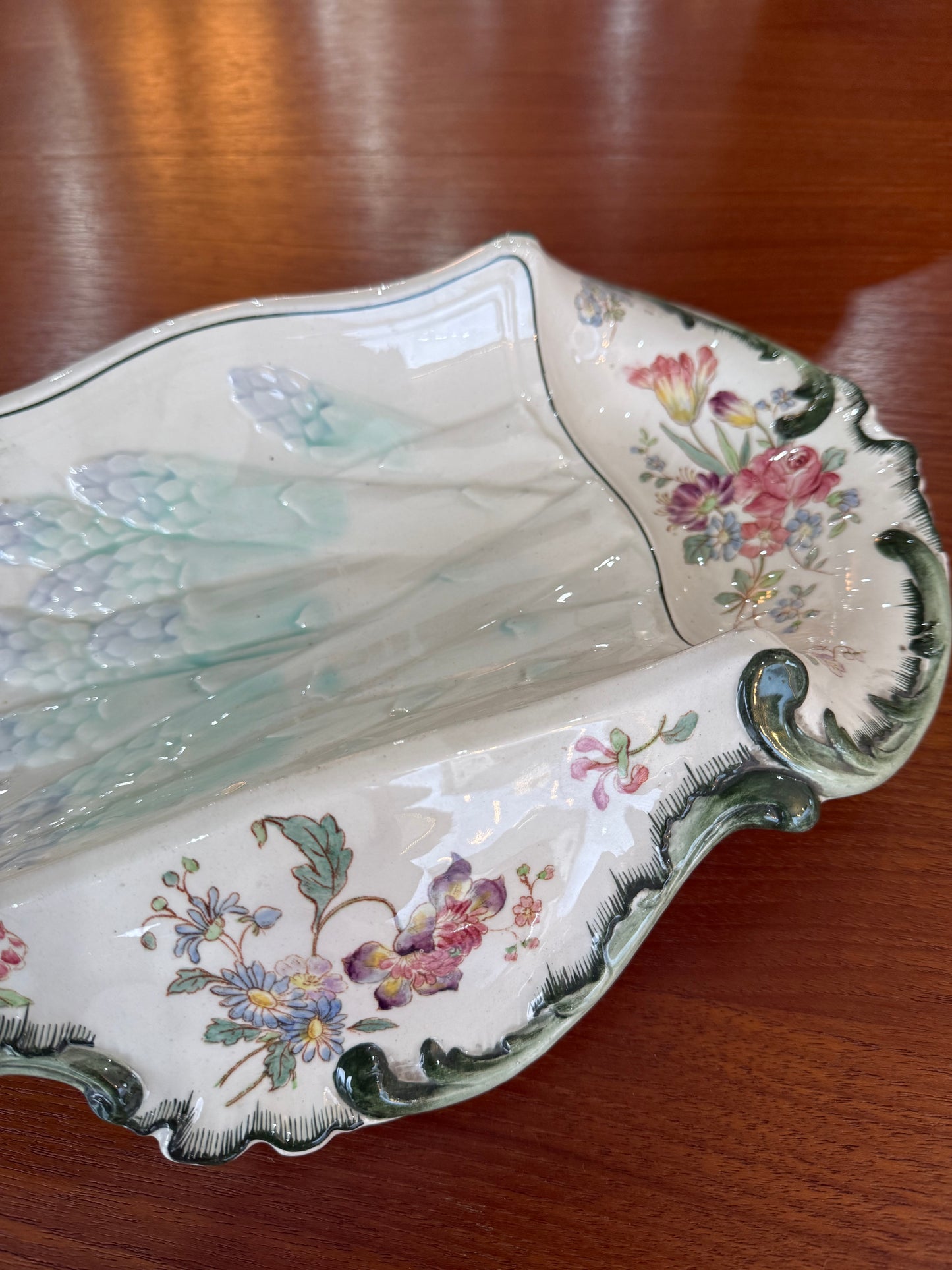 Plat ancien Longchamps Terre de Fer – Modèle 1428 – Décor floral & asperges en relief – 39 x 23 cm